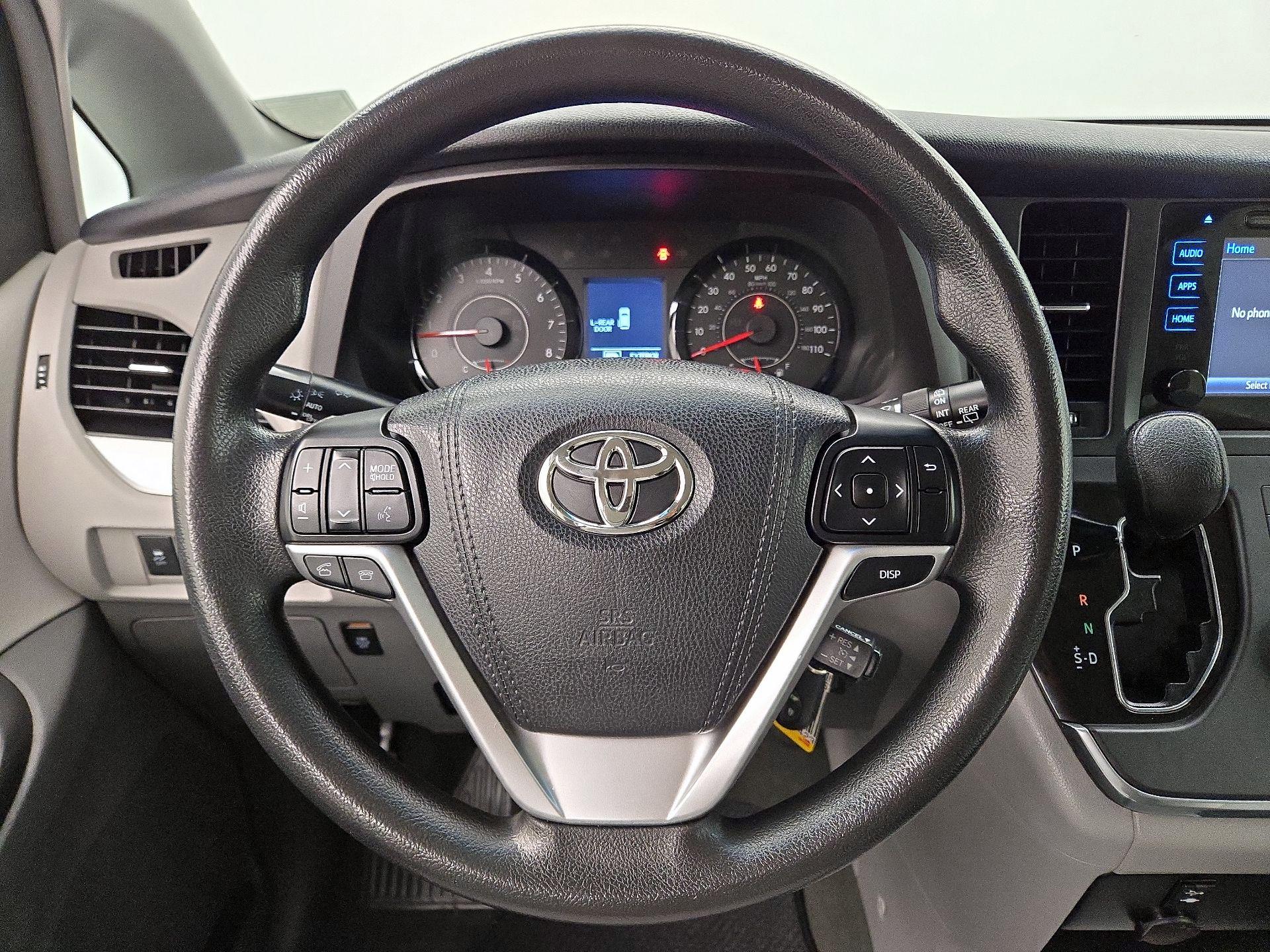 Thumbnail: 2016 Toyota Sienna - 10