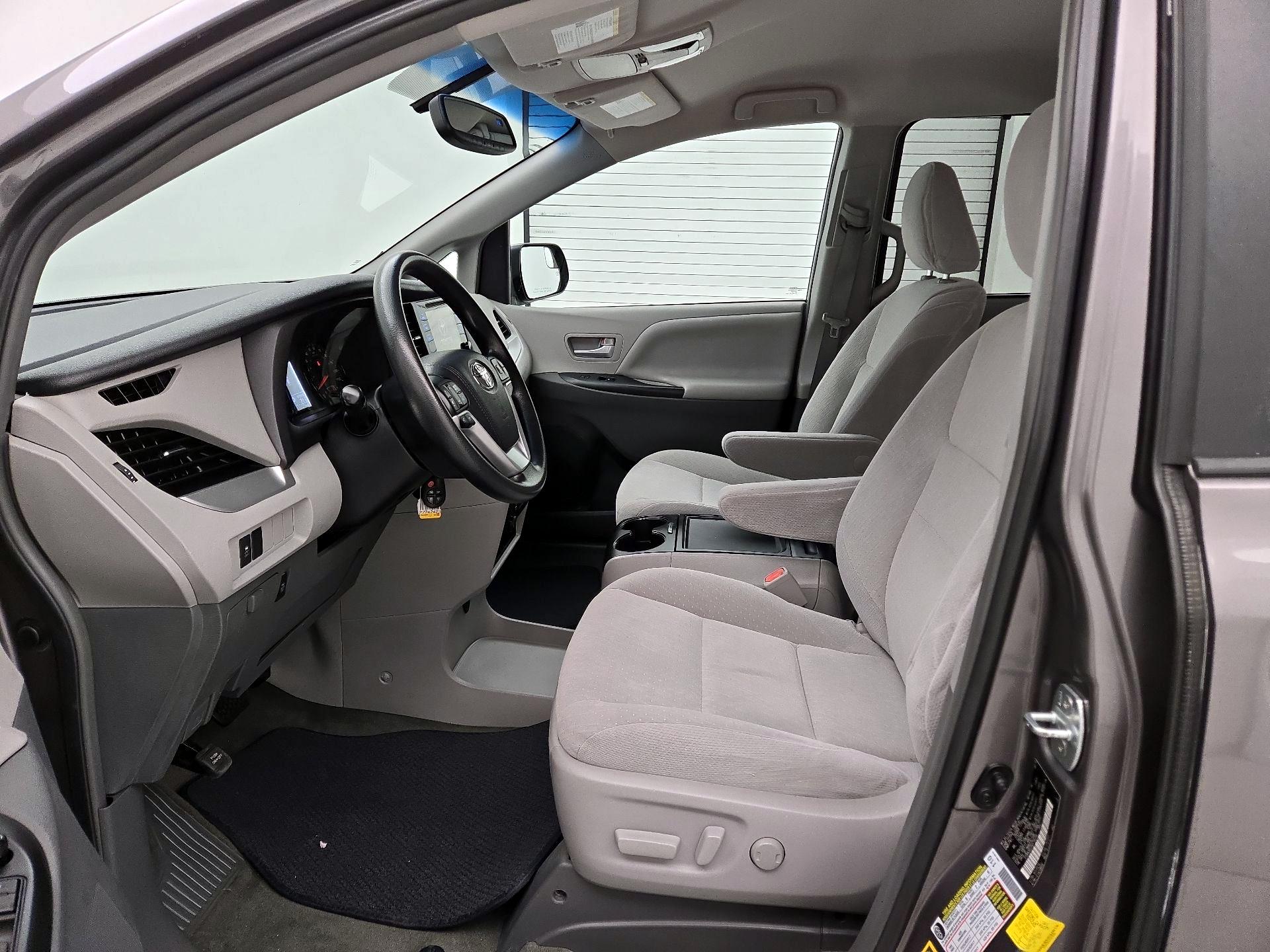 Thumbnail: 2016 Toyota Sienna - 11