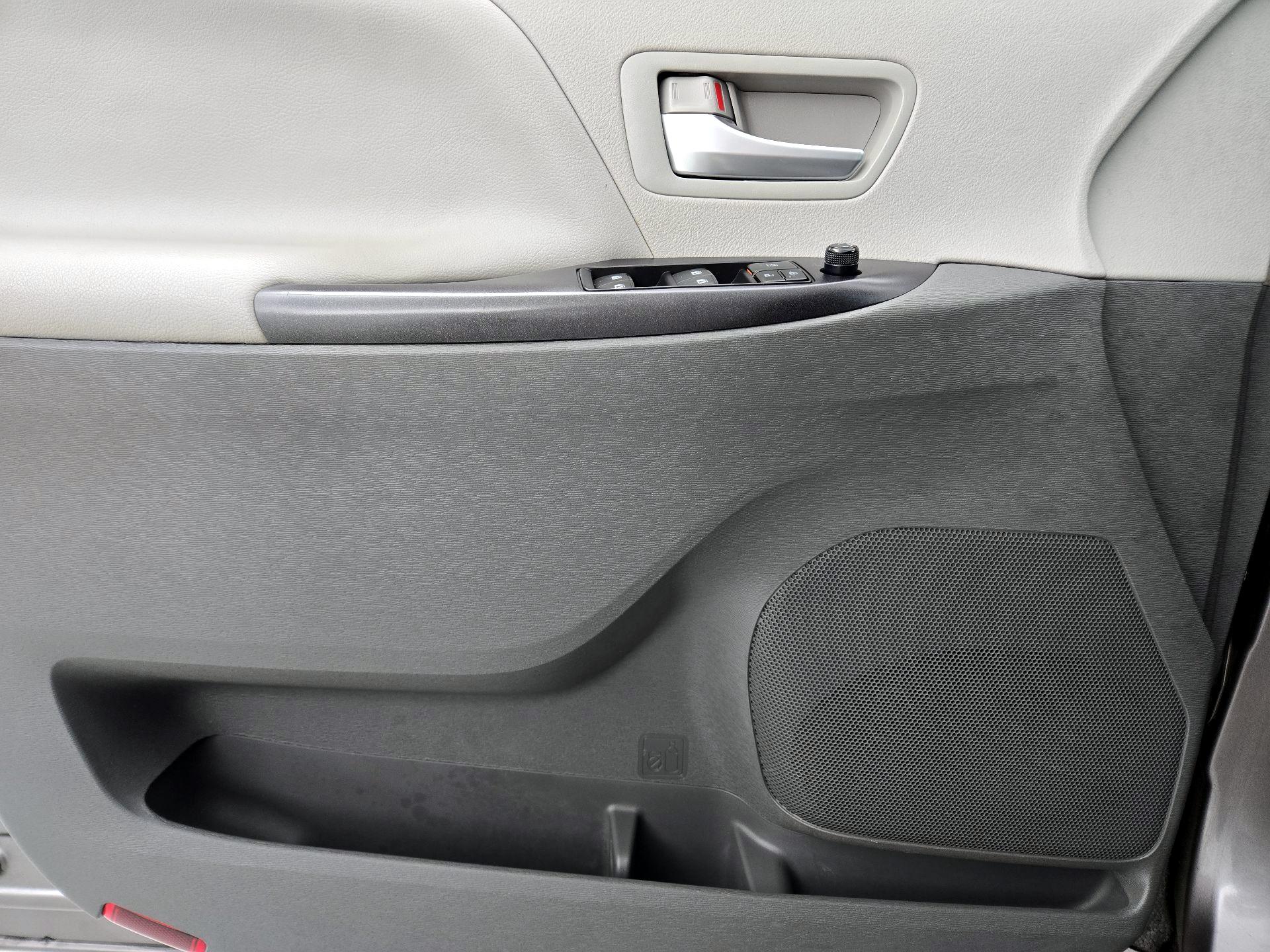 Thumbnail: 2016 Toyota Sienna - 12
