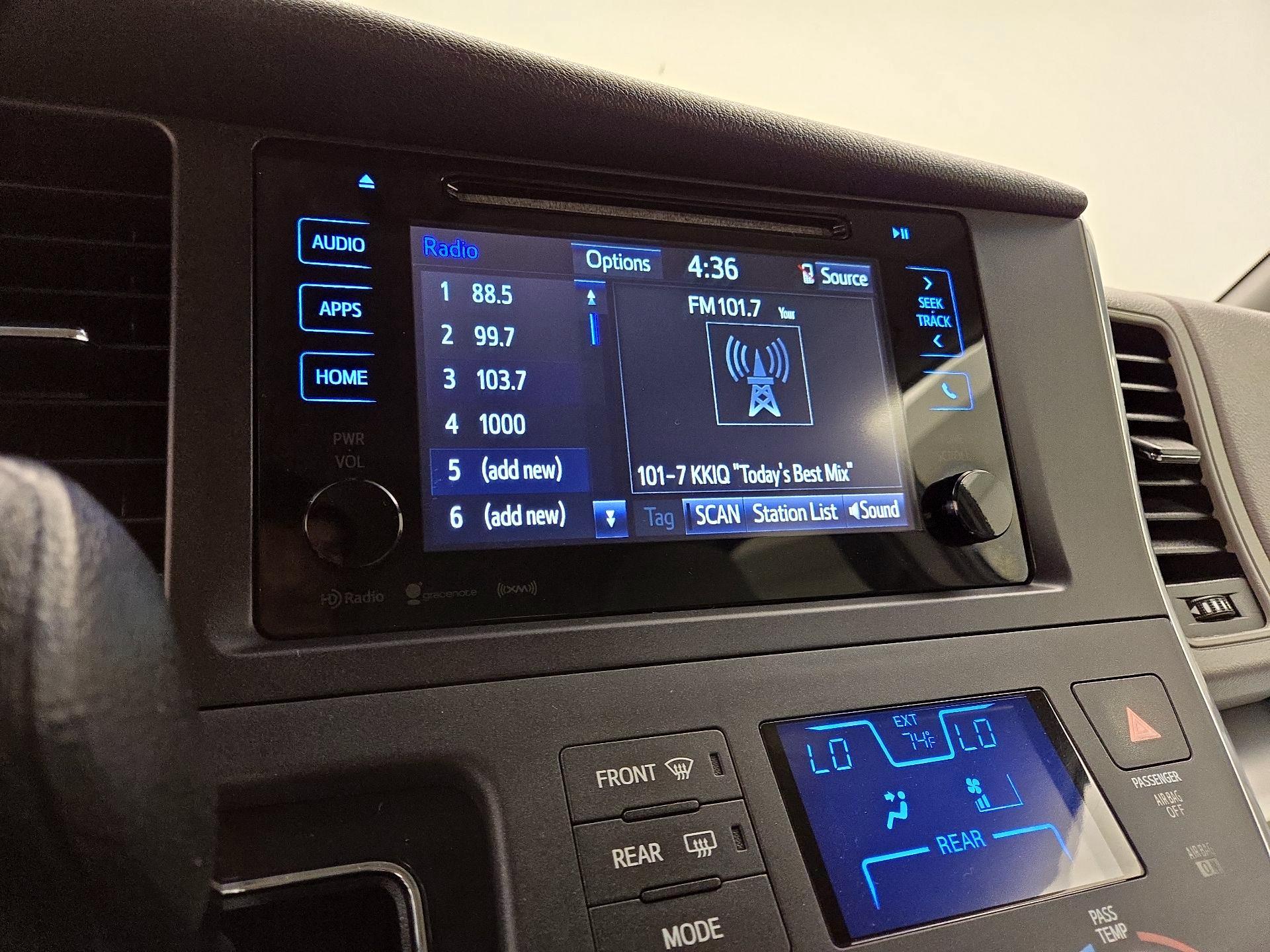 Thumbnail: 2016 Toyota Sienna - 15