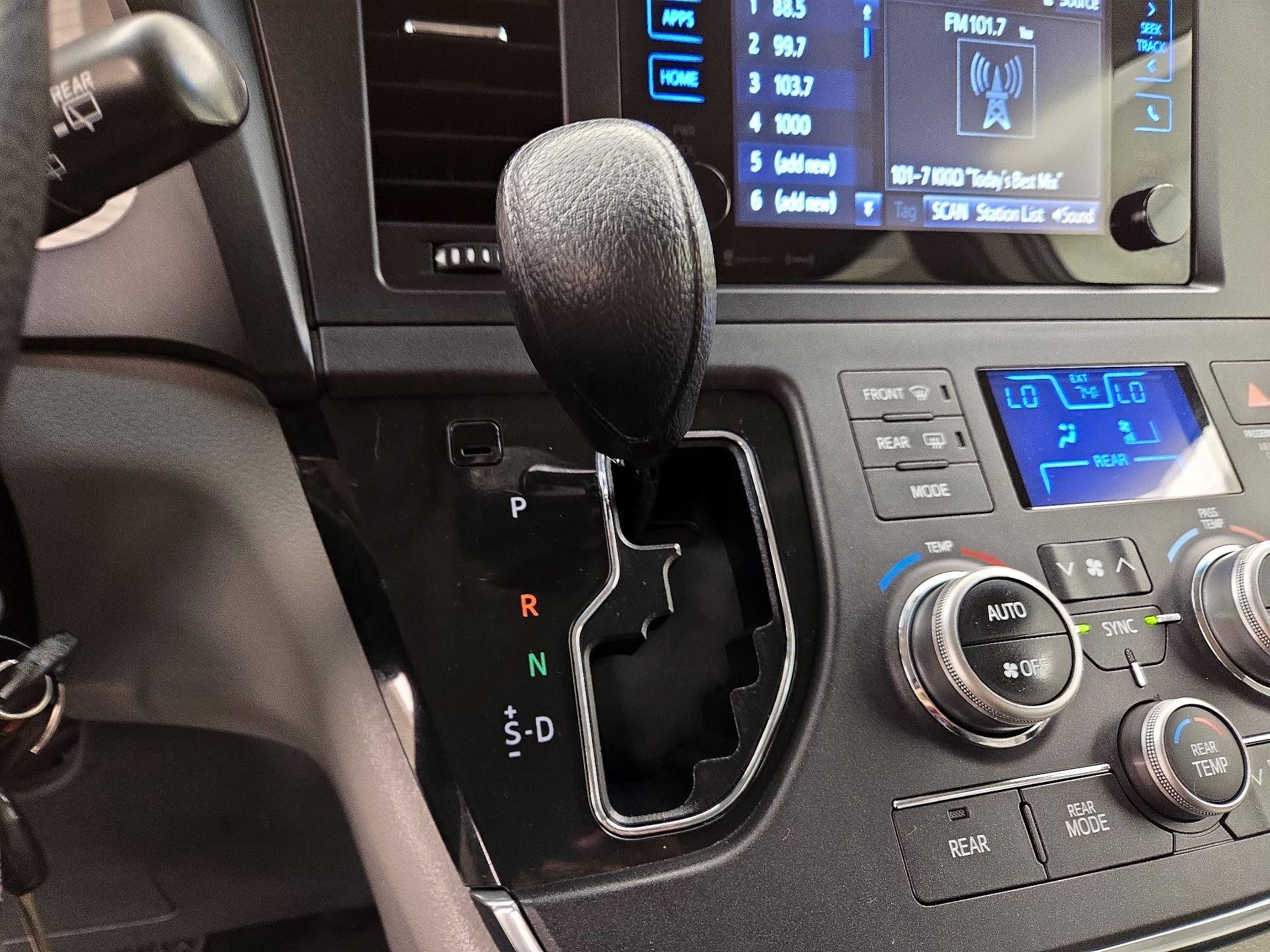 Thumbnail: 2016 Toyota Sienna - 17