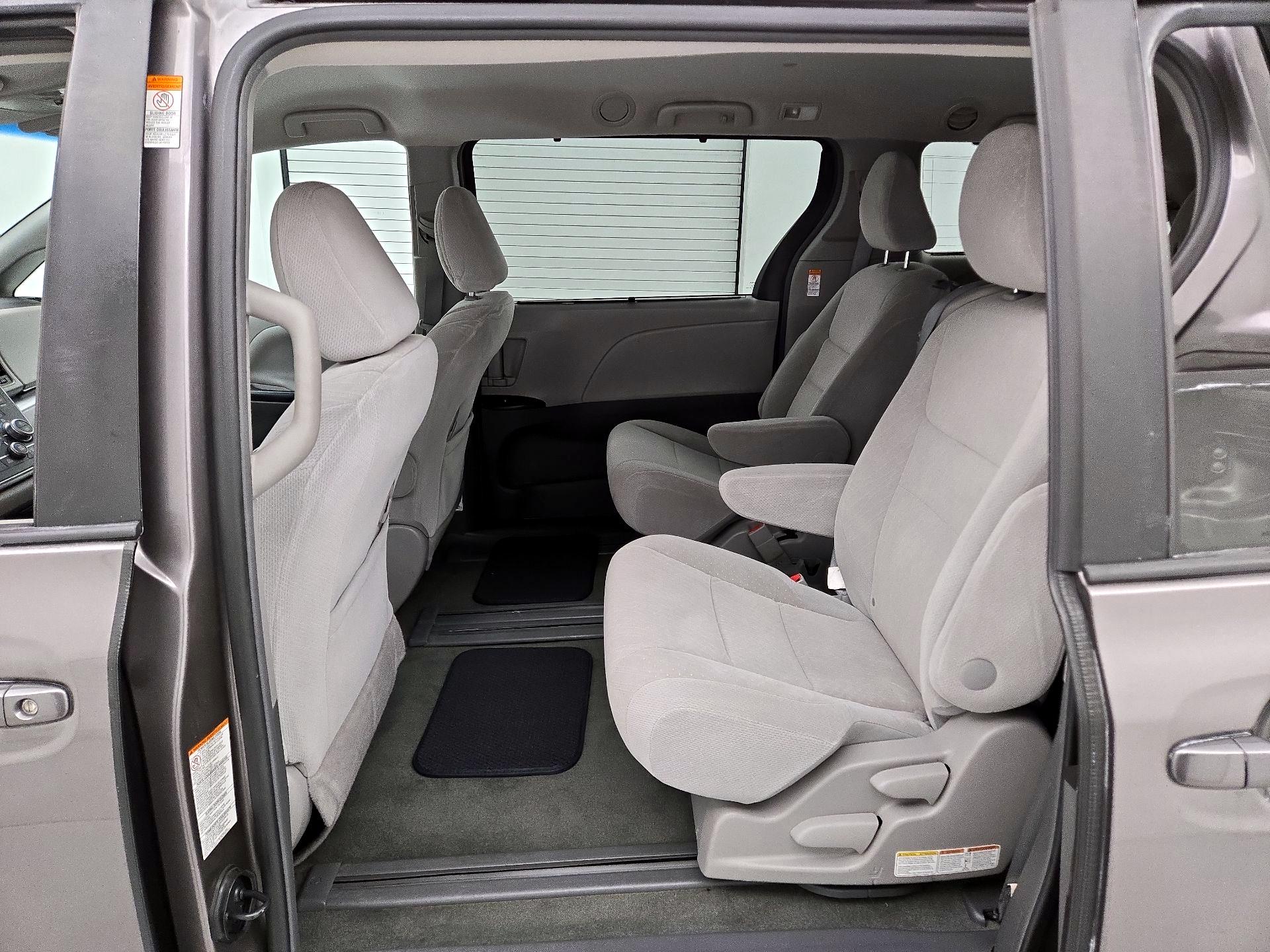 Thumbnail: 2016 Toyota Sienna - 19