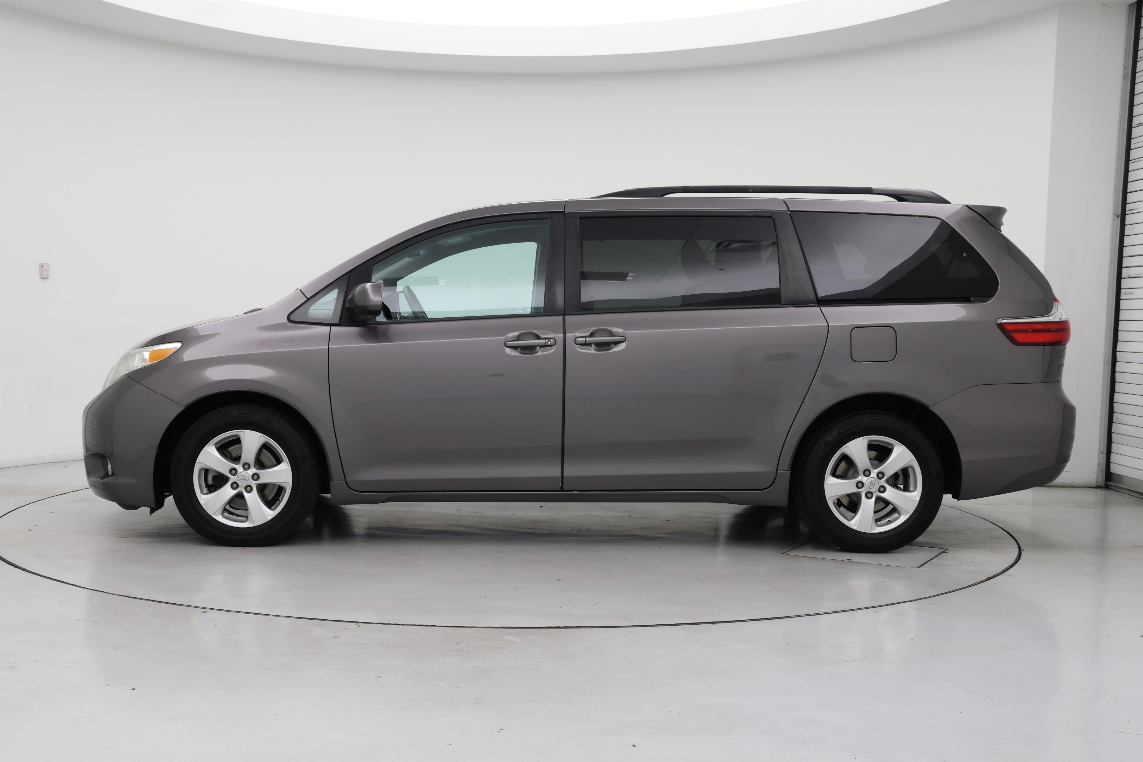 Thumbnail: 2016 Toyota Sienna - 3