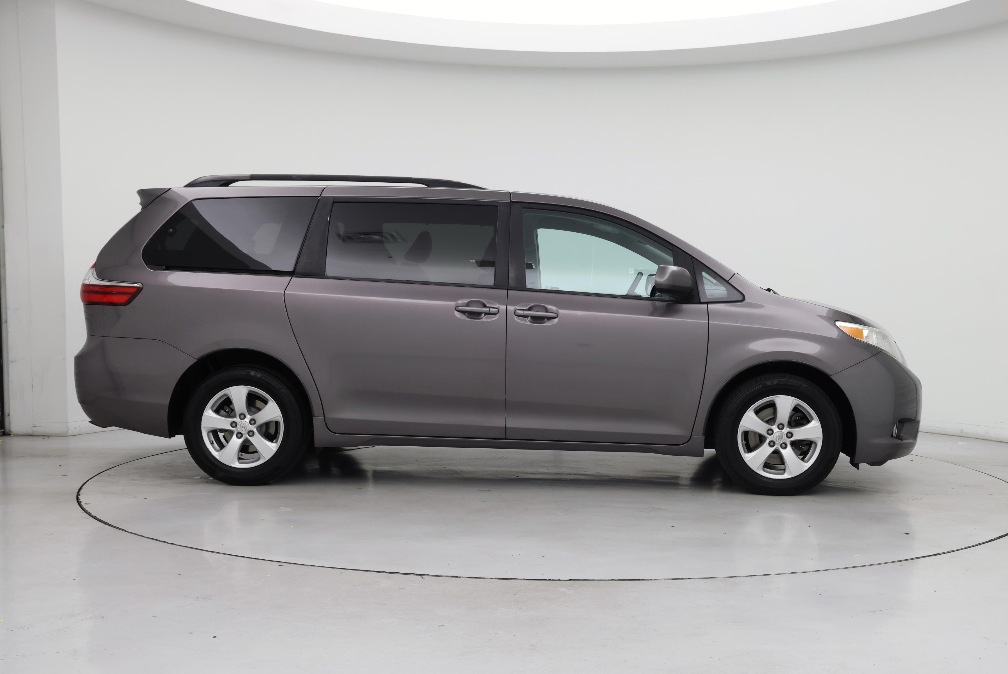 Thumbnail: 2016 Toyota Sienna - 7