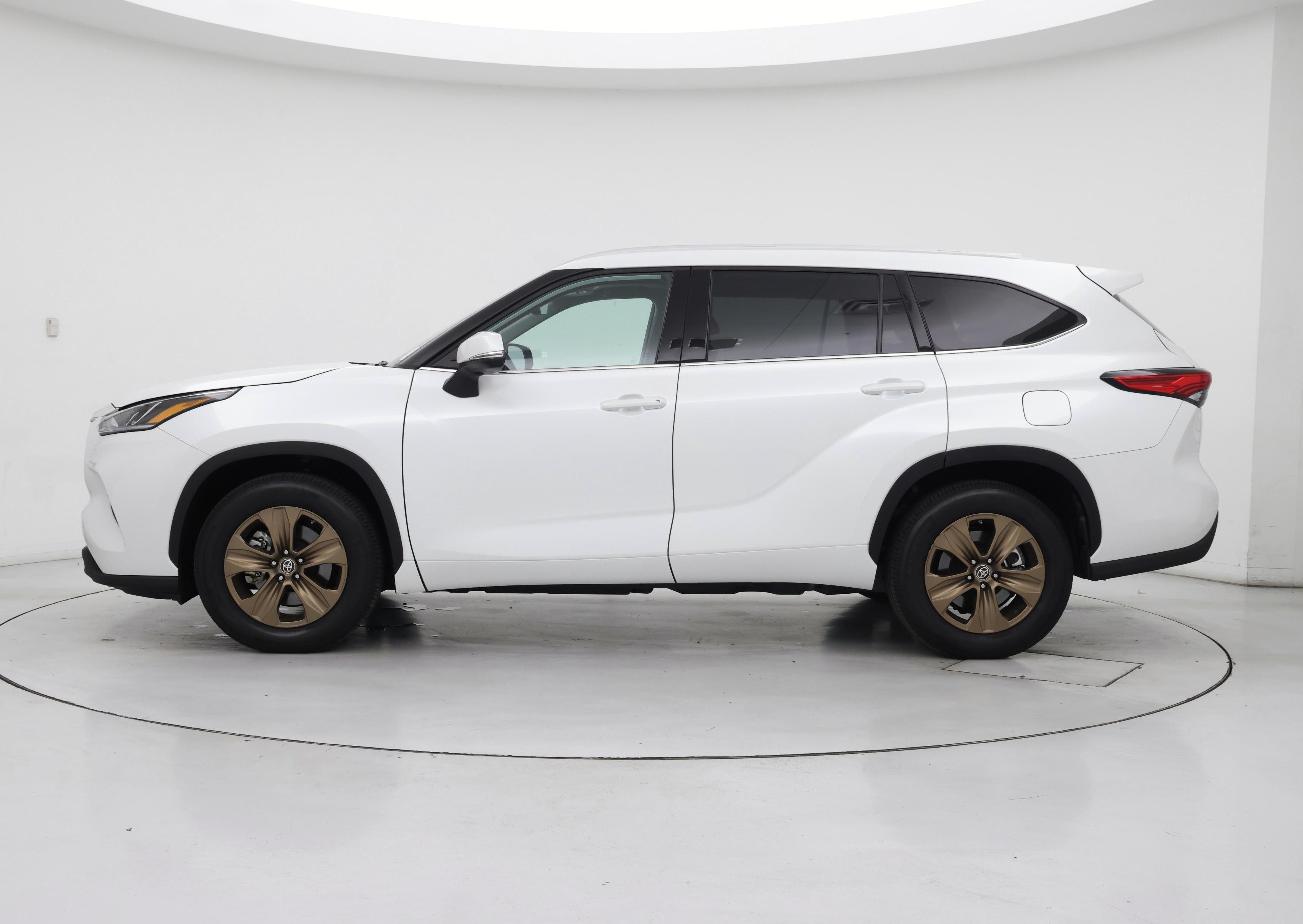 Thumbnail: 2022 Toyota Highlander - 3