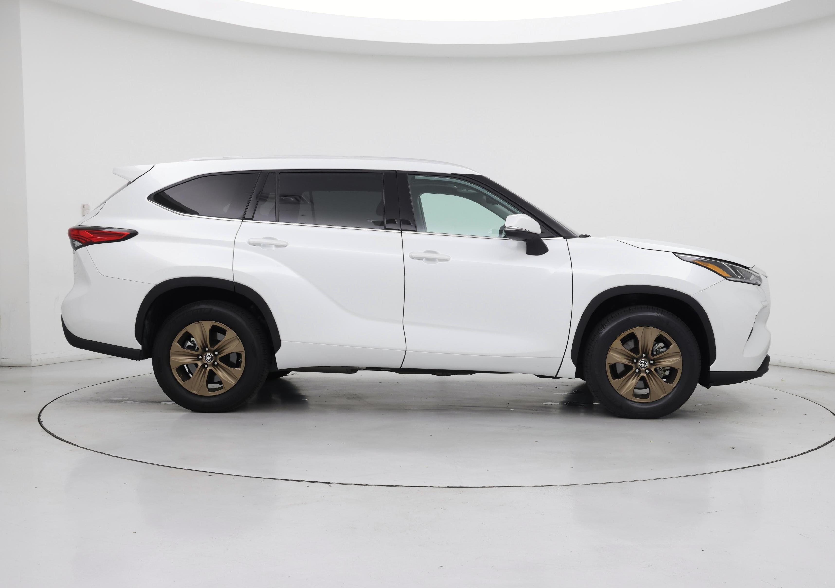 Thumbnail: 2022 Toyota Highlander - 7