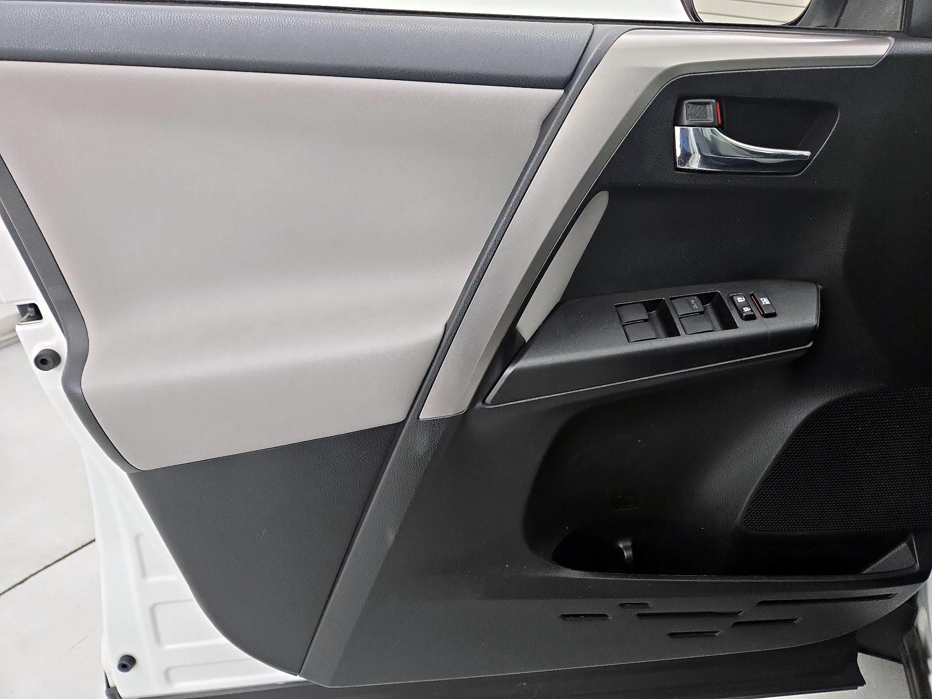 Thumbnail: 2016 Toyota RAV4 - 12