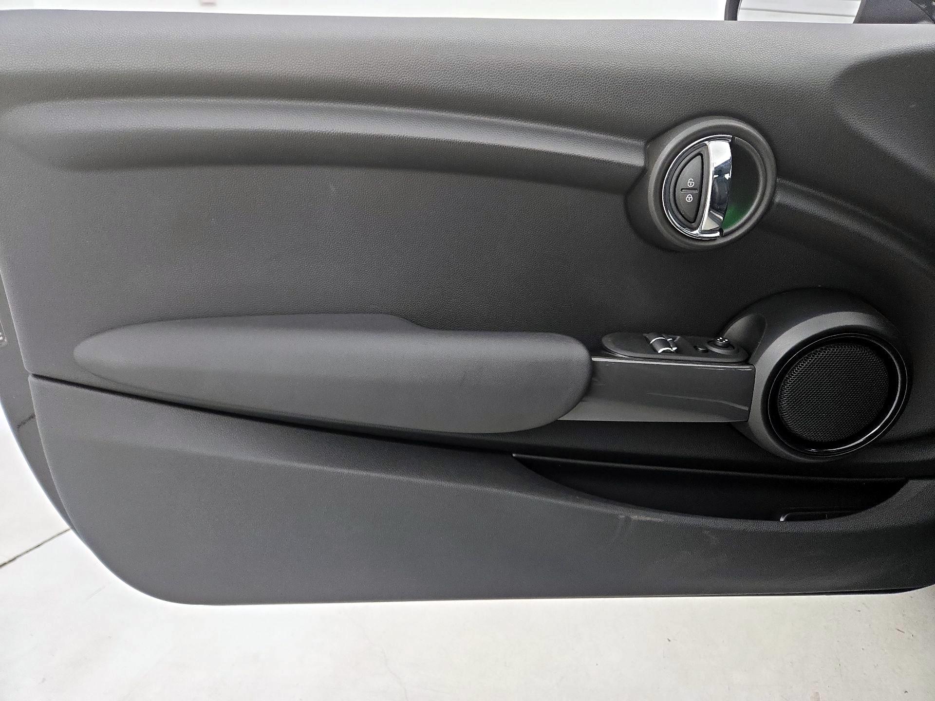 Thumbnail: 2015 MINI Cooper Hardtop - 12