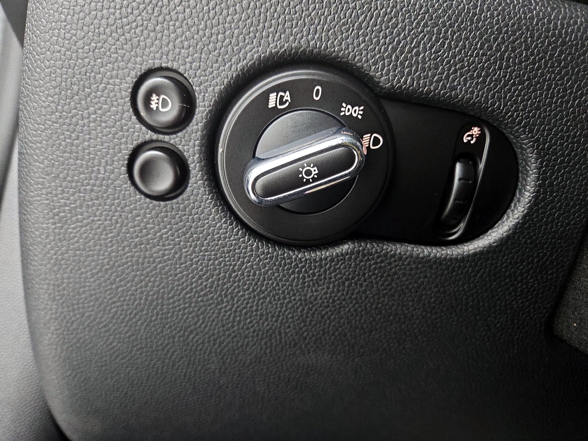 Thumbnail: 2015 MINI Cooper Hardtop - 13