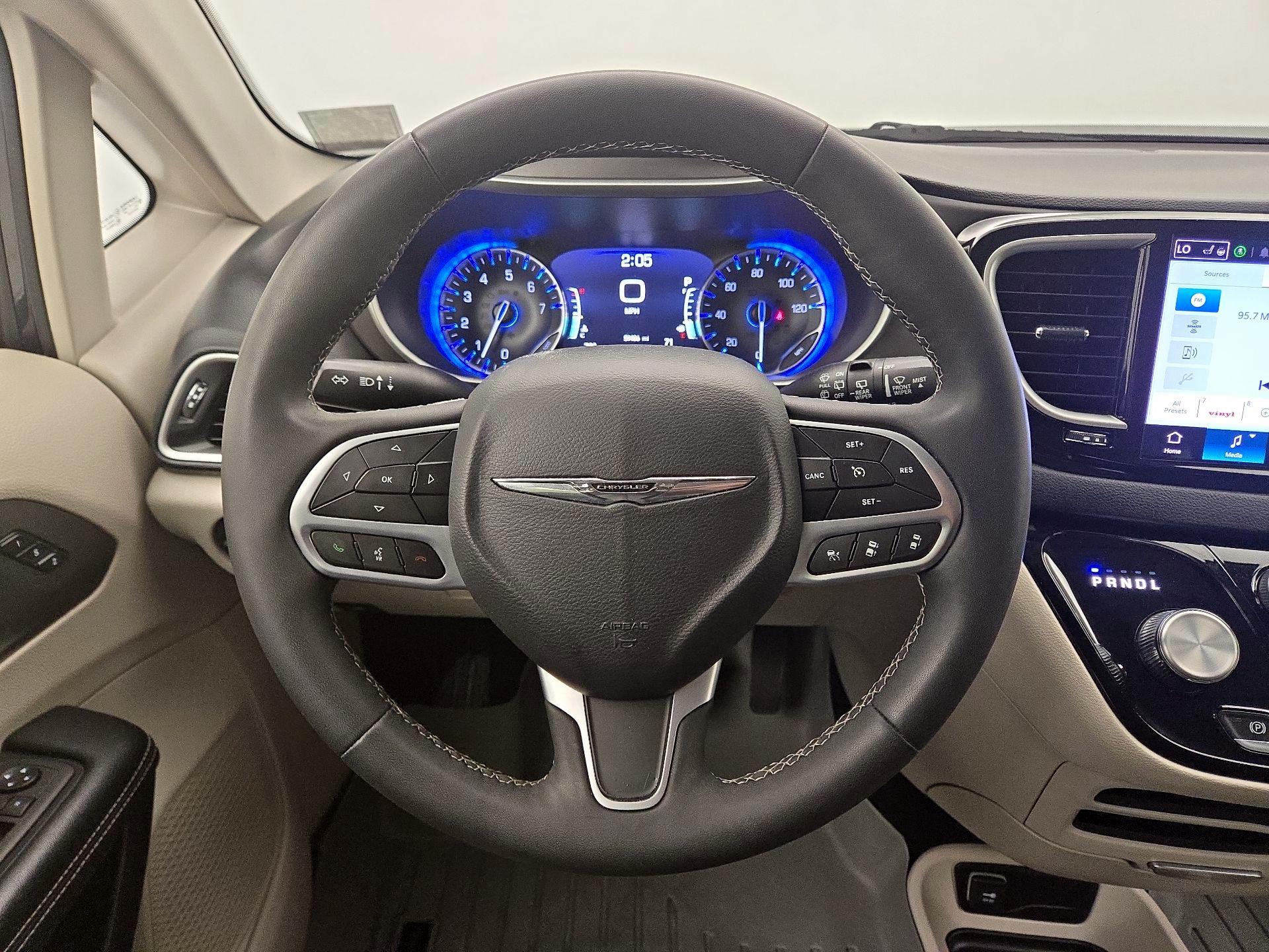 Thumbnail: 2023 Chrysler Pacifica - 10