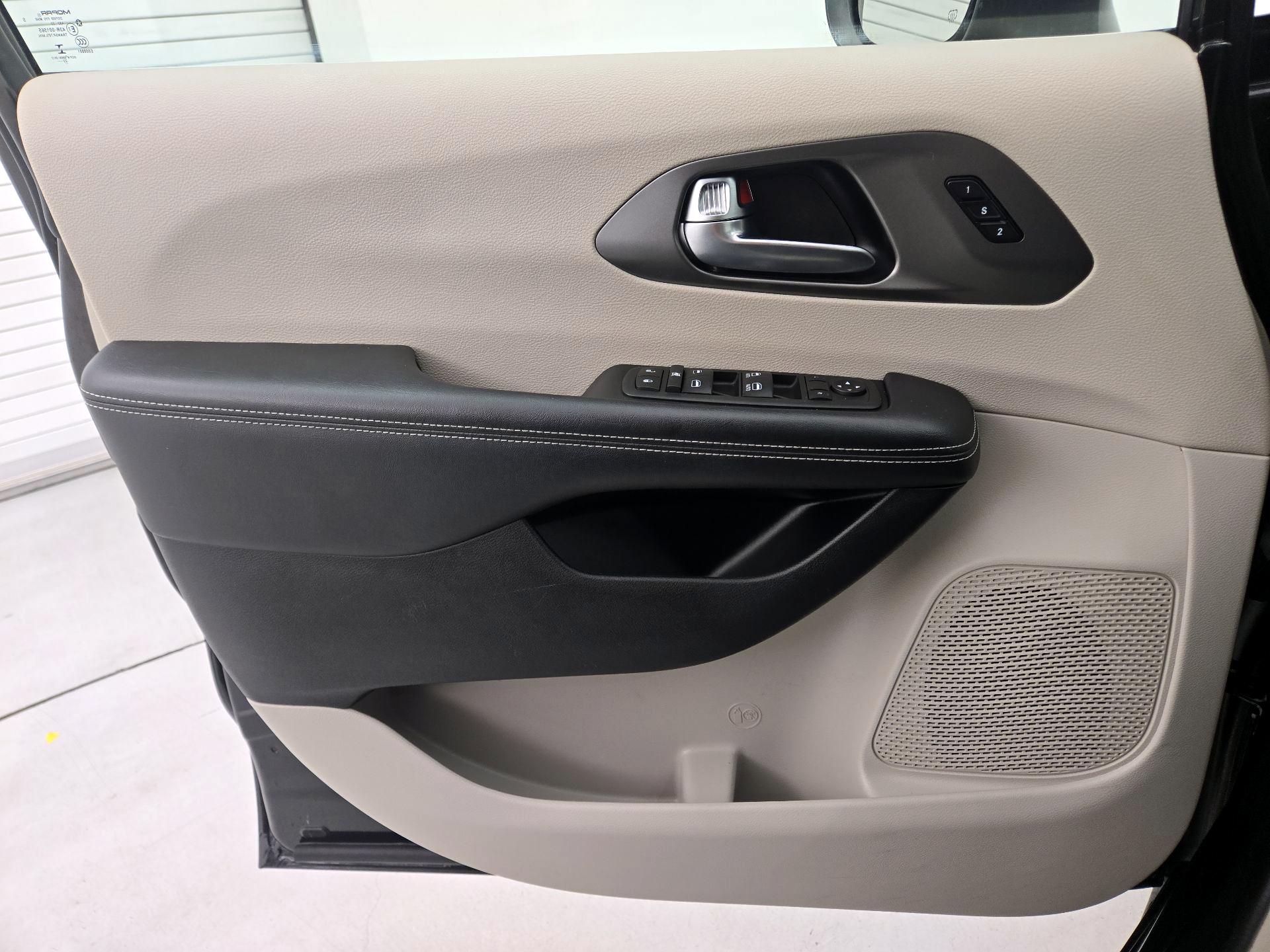Thumbnail: 2023 Chrysler Pacifica - 12