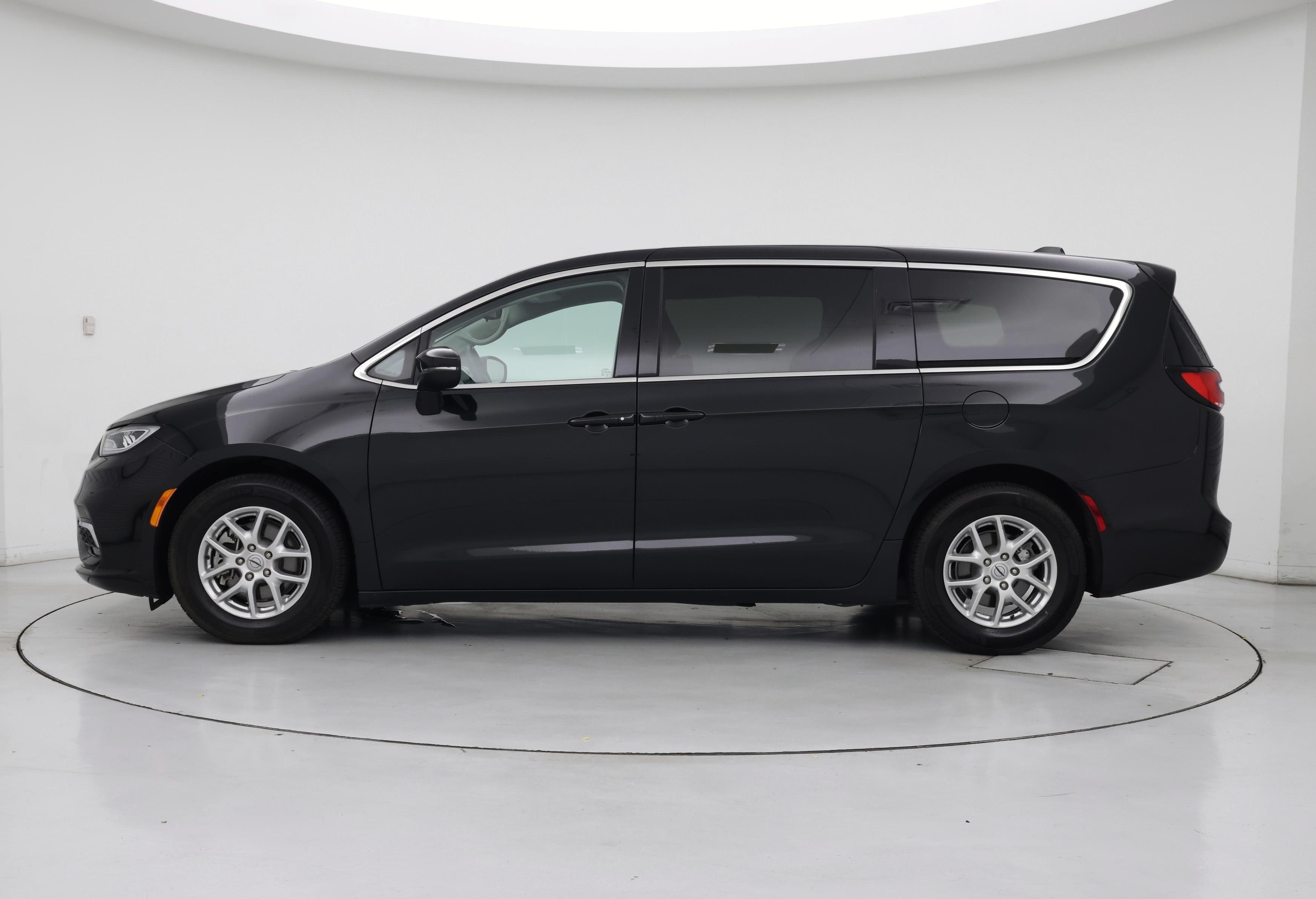 Thumbnail: 2023 Chrysler Pacifica - 3