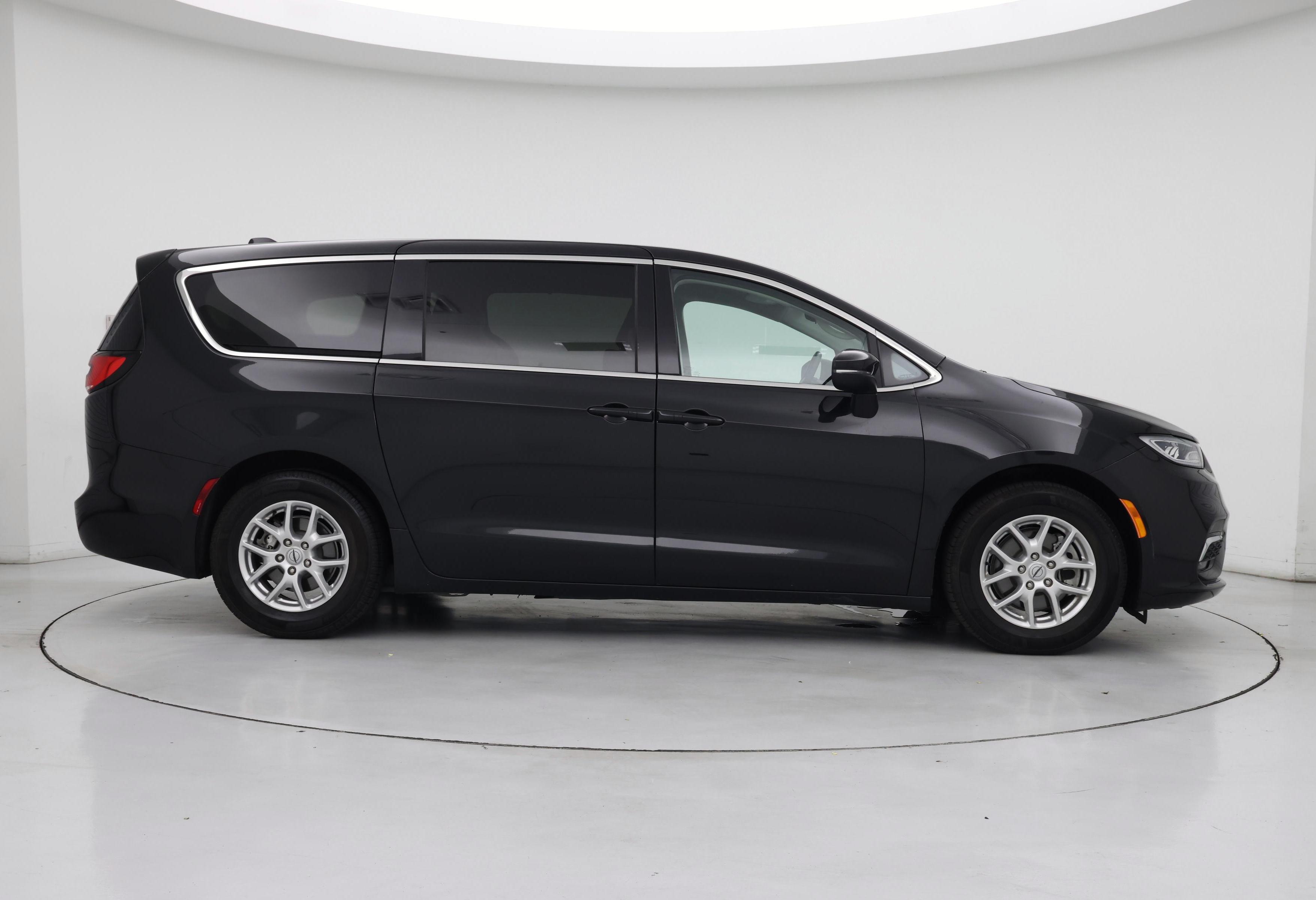 Thumbnail: 2023 Chrysler Pacifica - 7