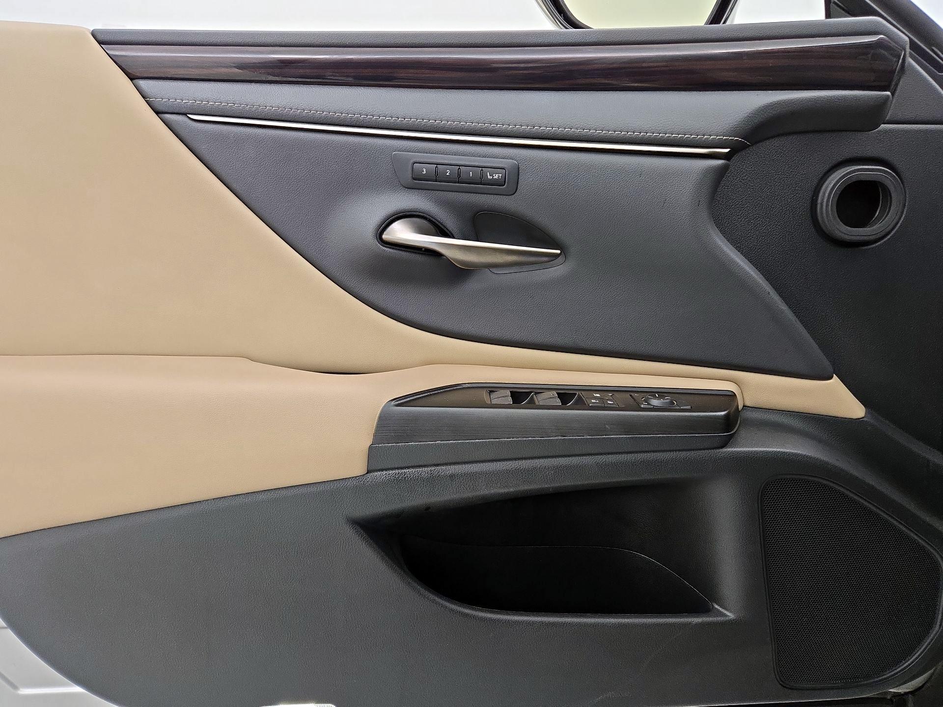 Thumbnail: 2019 Lexus ES - 12