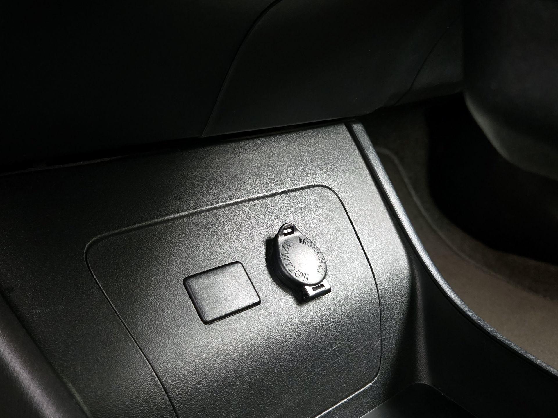 Thumbnail: 2015 Toyota Prius - 18