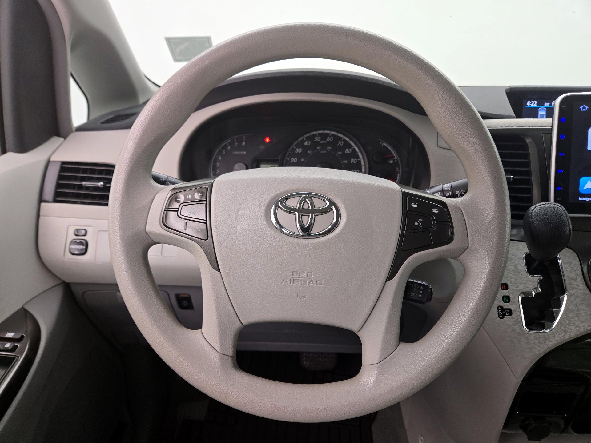 Thumbnail: 2014 Toyota Sienna - 10