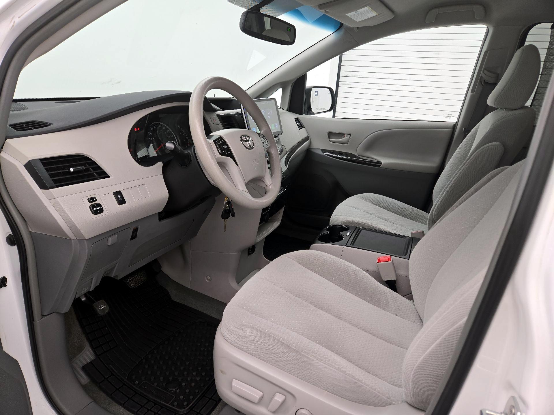 Thumbnail: 2014 Toyota Sienna - 11