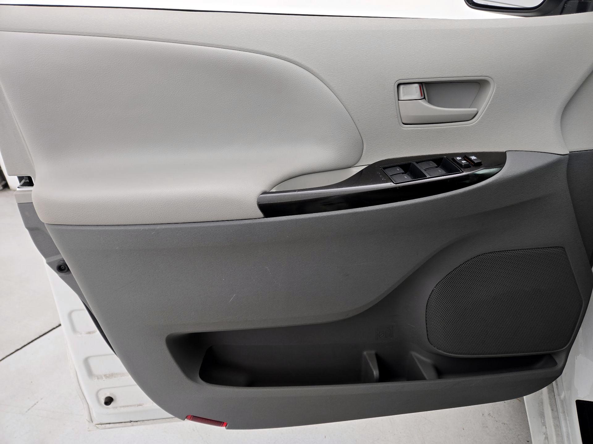 Thumbnail: 2014 Toyota Sienna - 12