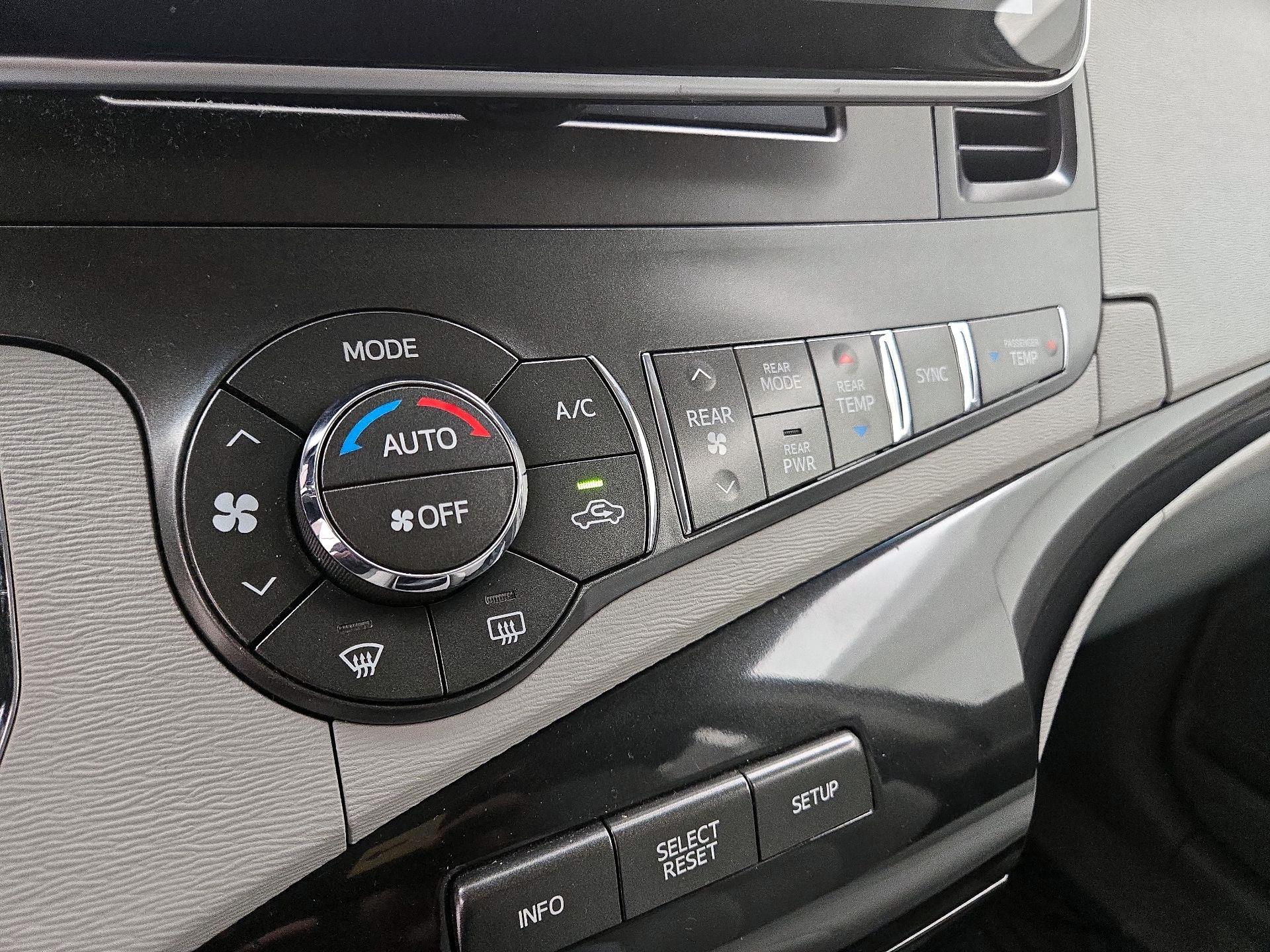 Thumbnail: 2014 Toyota Sienna - 16