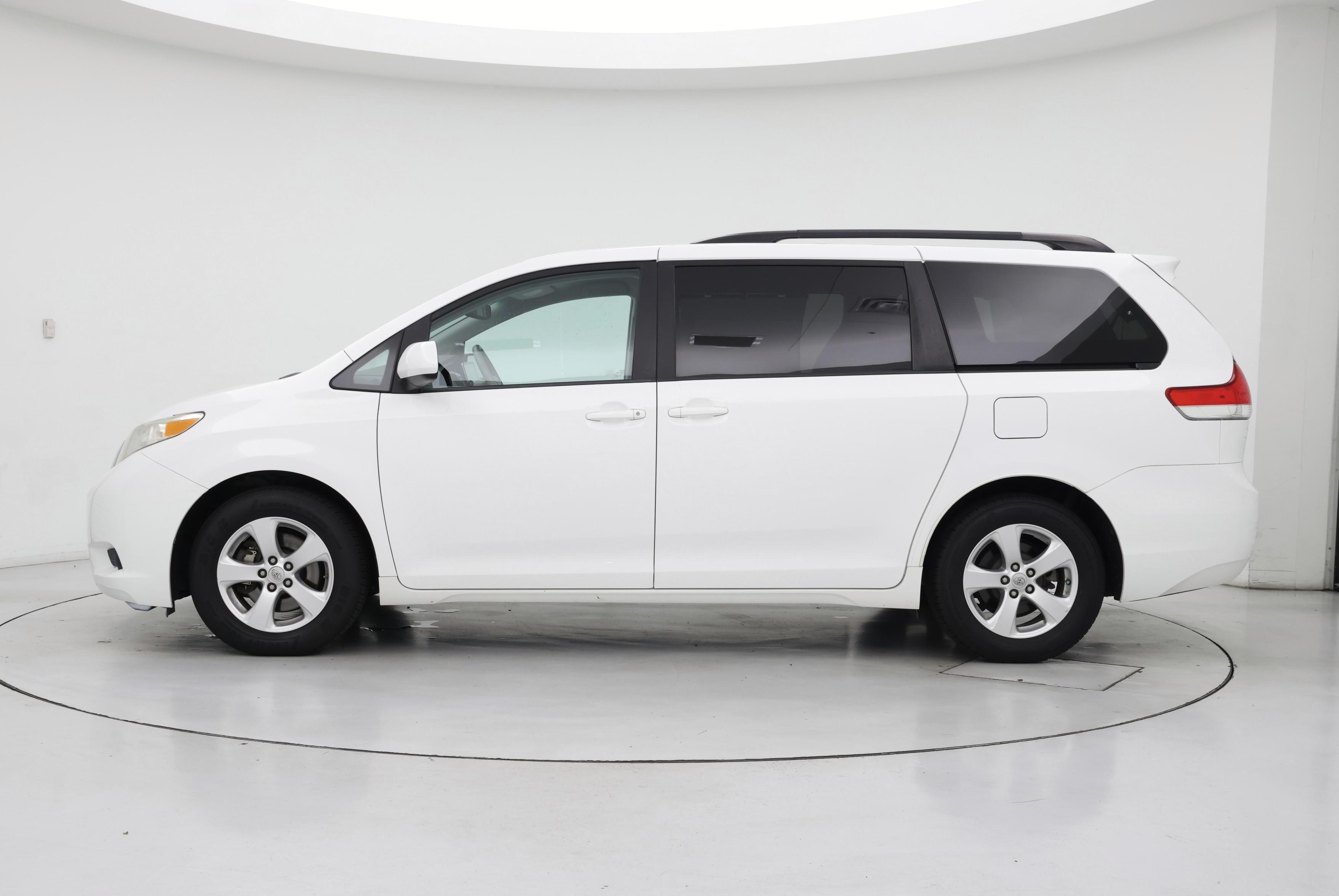 Thumbnail: 2014 Toyota Sienna - 3