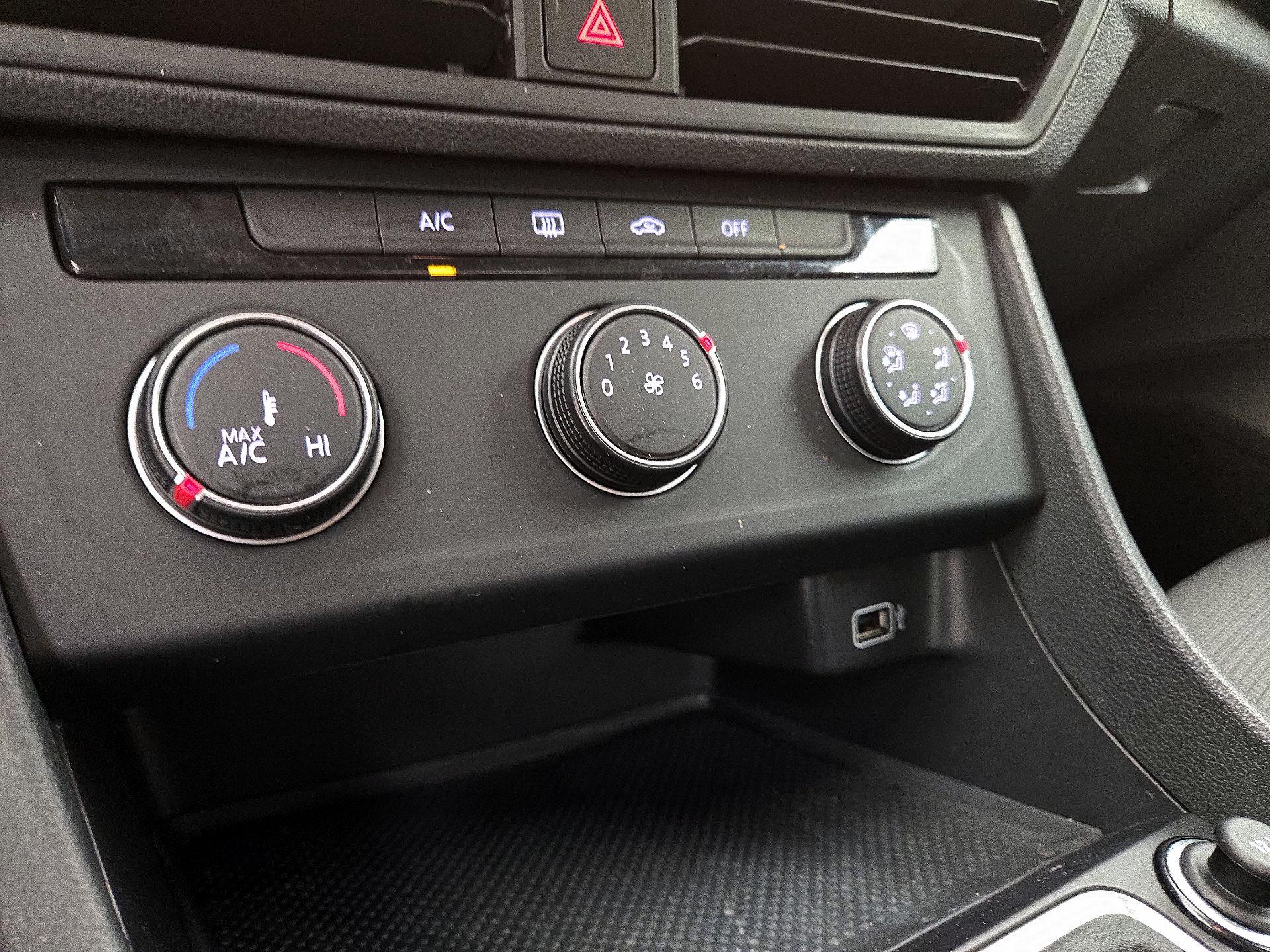 Thumbnail: 2019 Volkswagen Jetta - 16