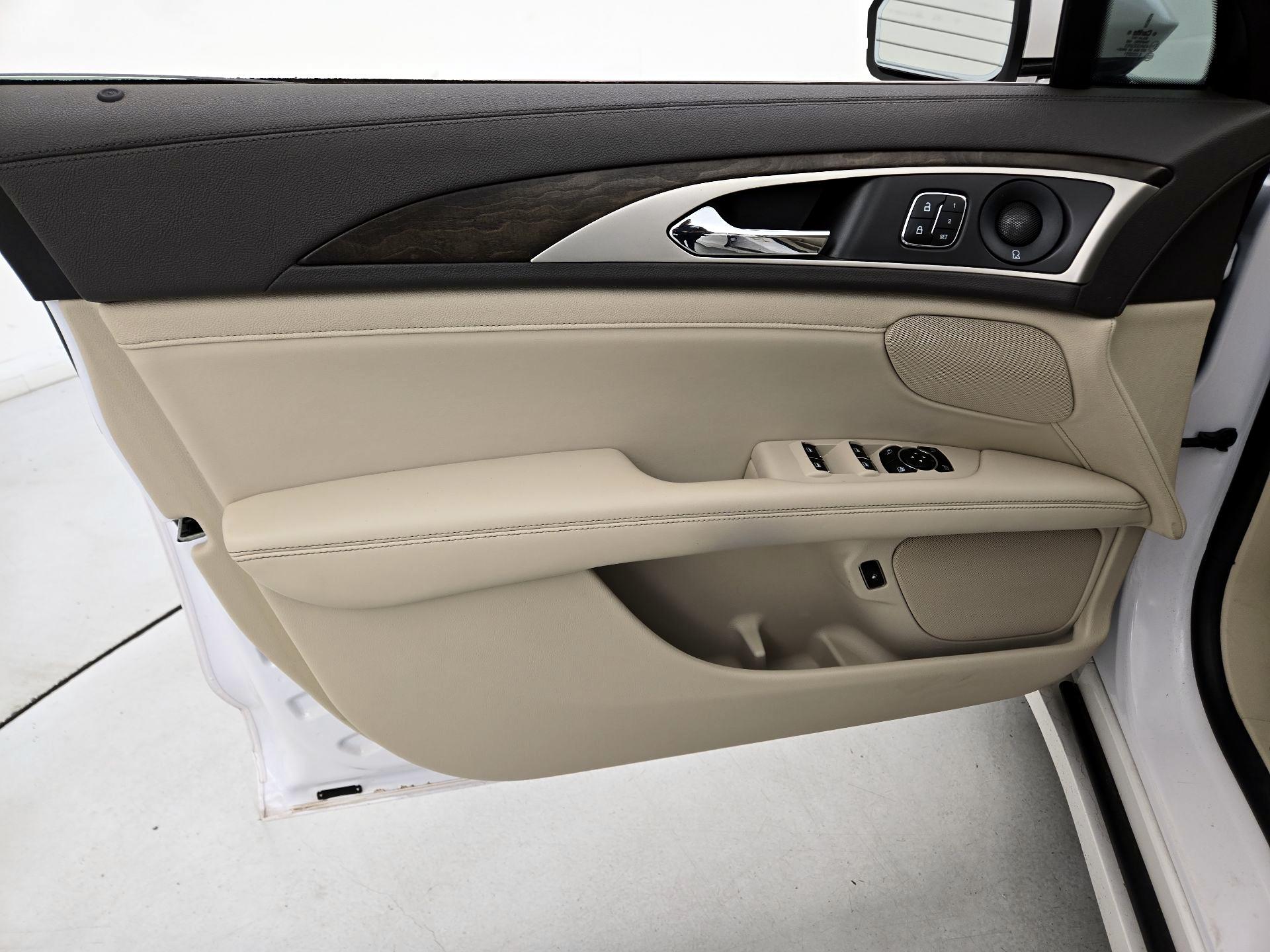 Thumbnail: 2020 Lincoln MKZ - 12
