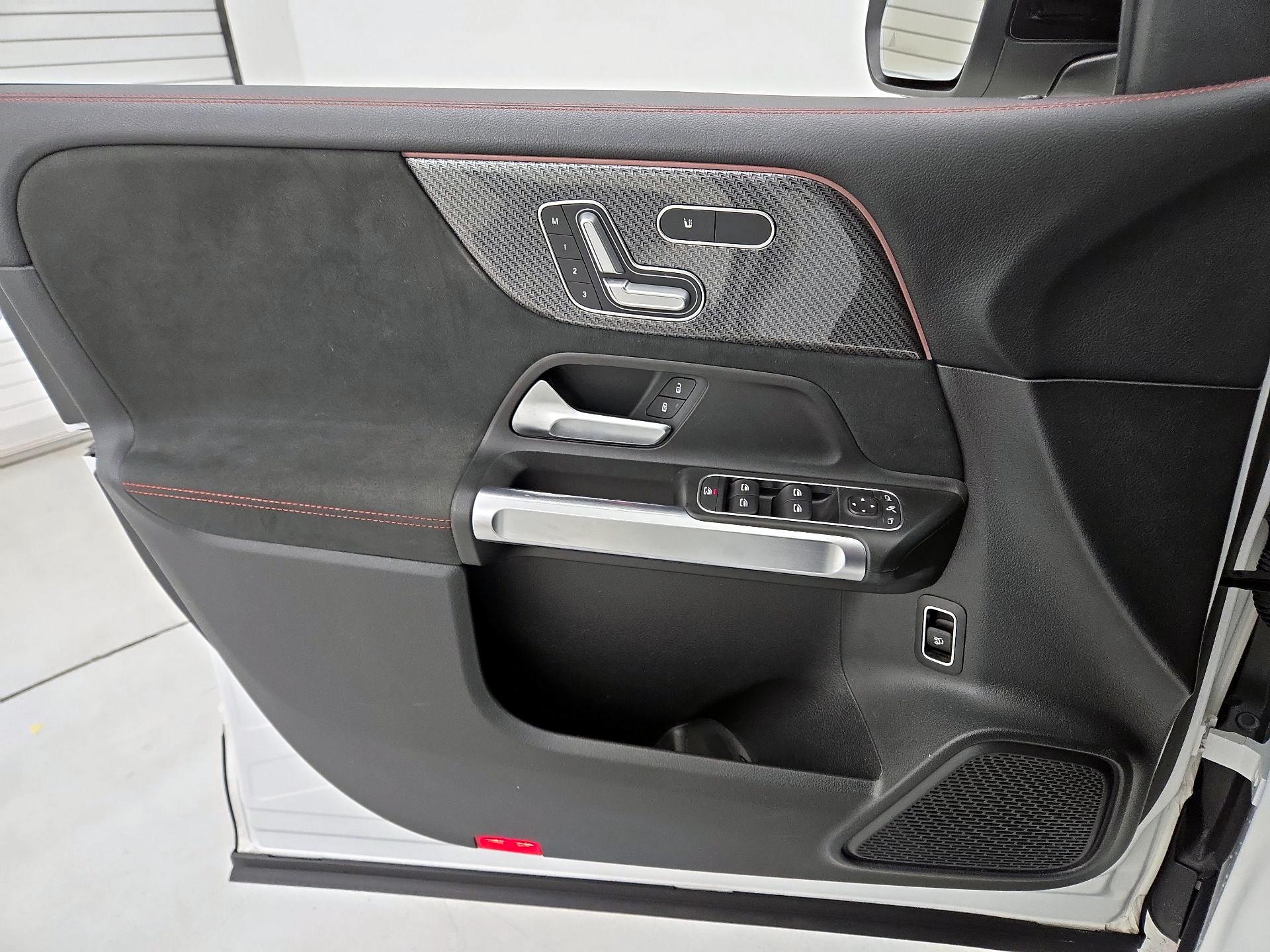 Thumbnail: 2021 Mercedes-Benz GLB - 12