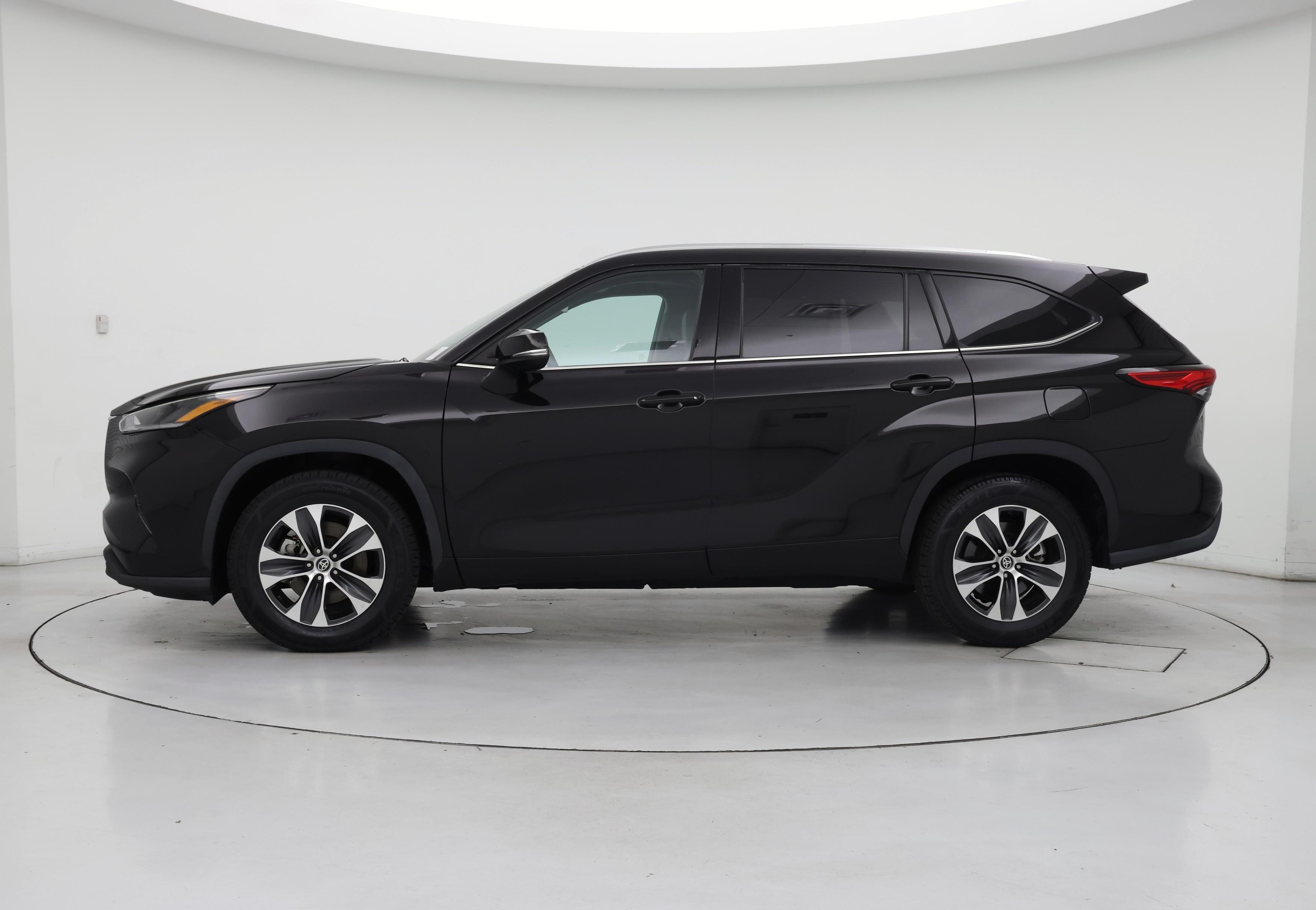 Thumbnail: 2021 Toyota Highlander - 3