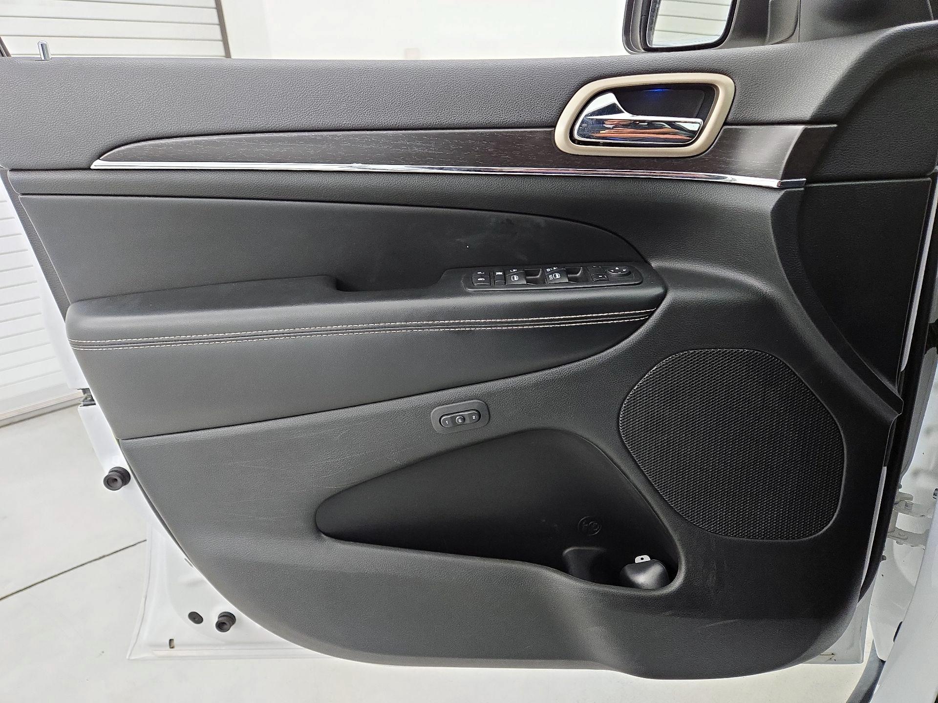 Thumbnail: 2015 Jeep Grand Cherokee - 12