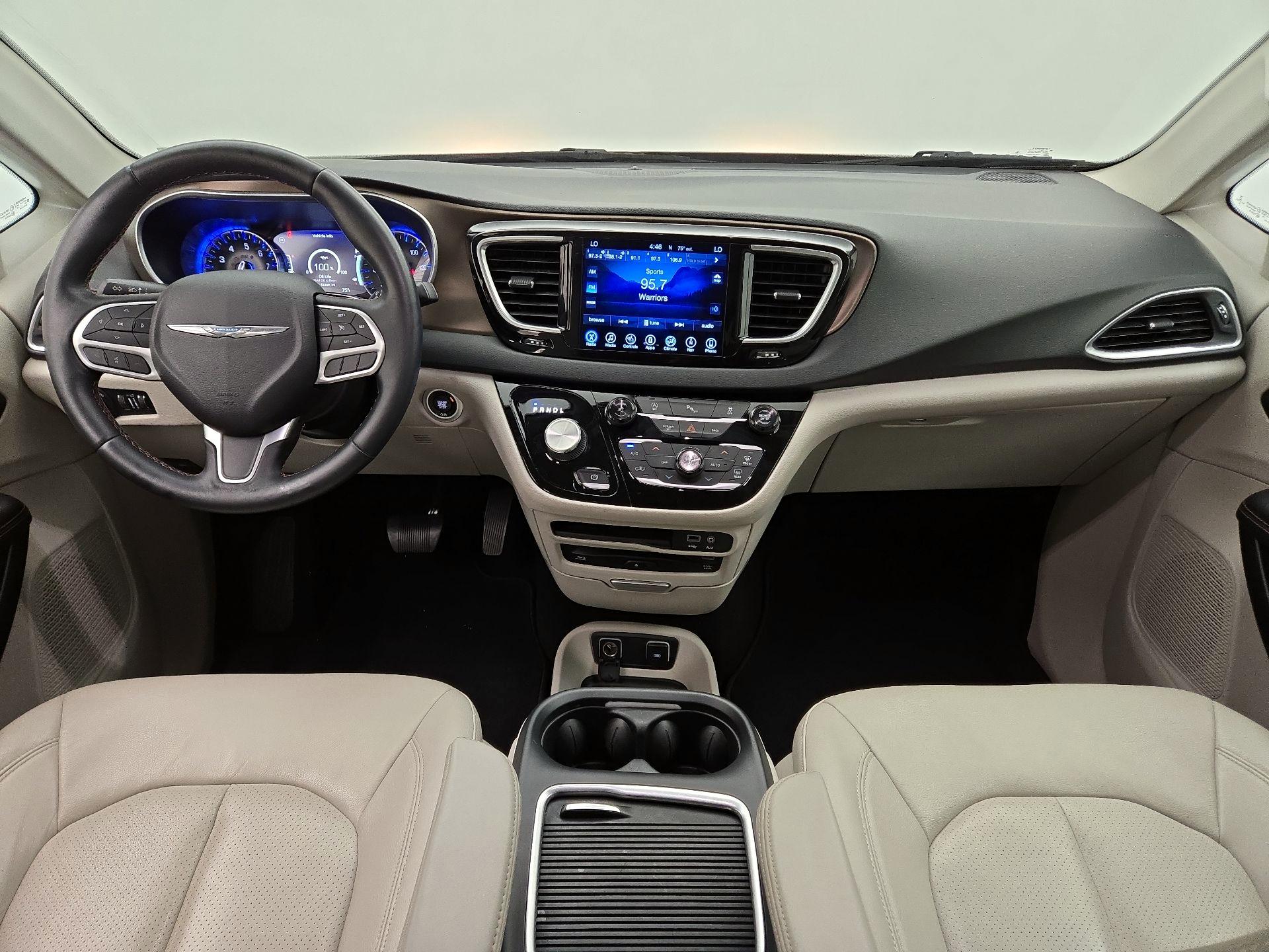 Thumbnail: 2017 Chrysler Pacifica - 9