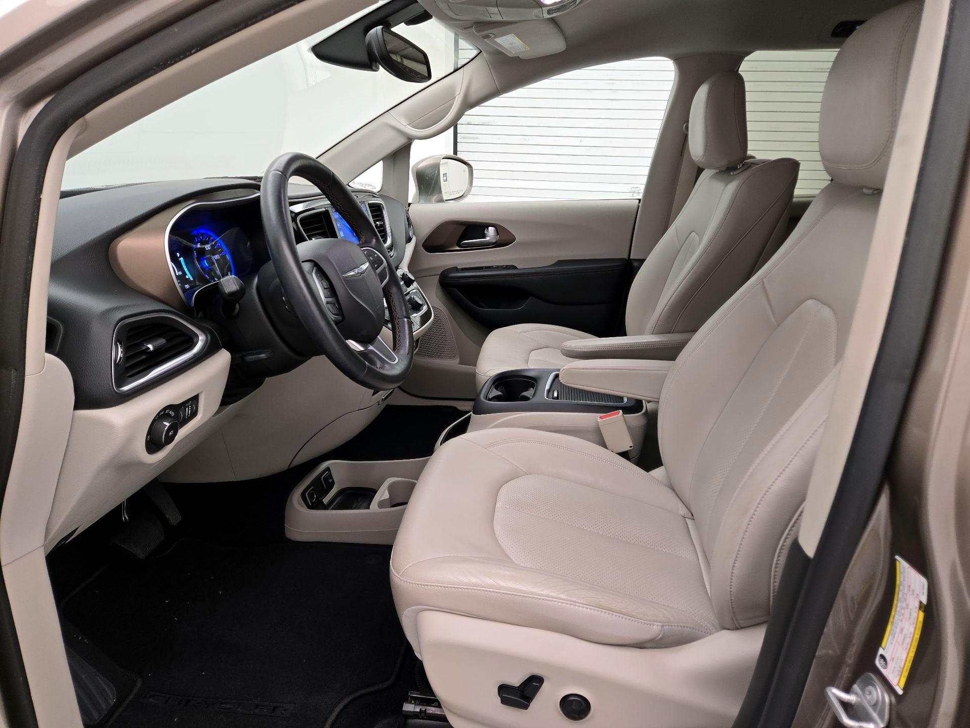 Thumbnail: 2017 Chrysler Pacifica - 11