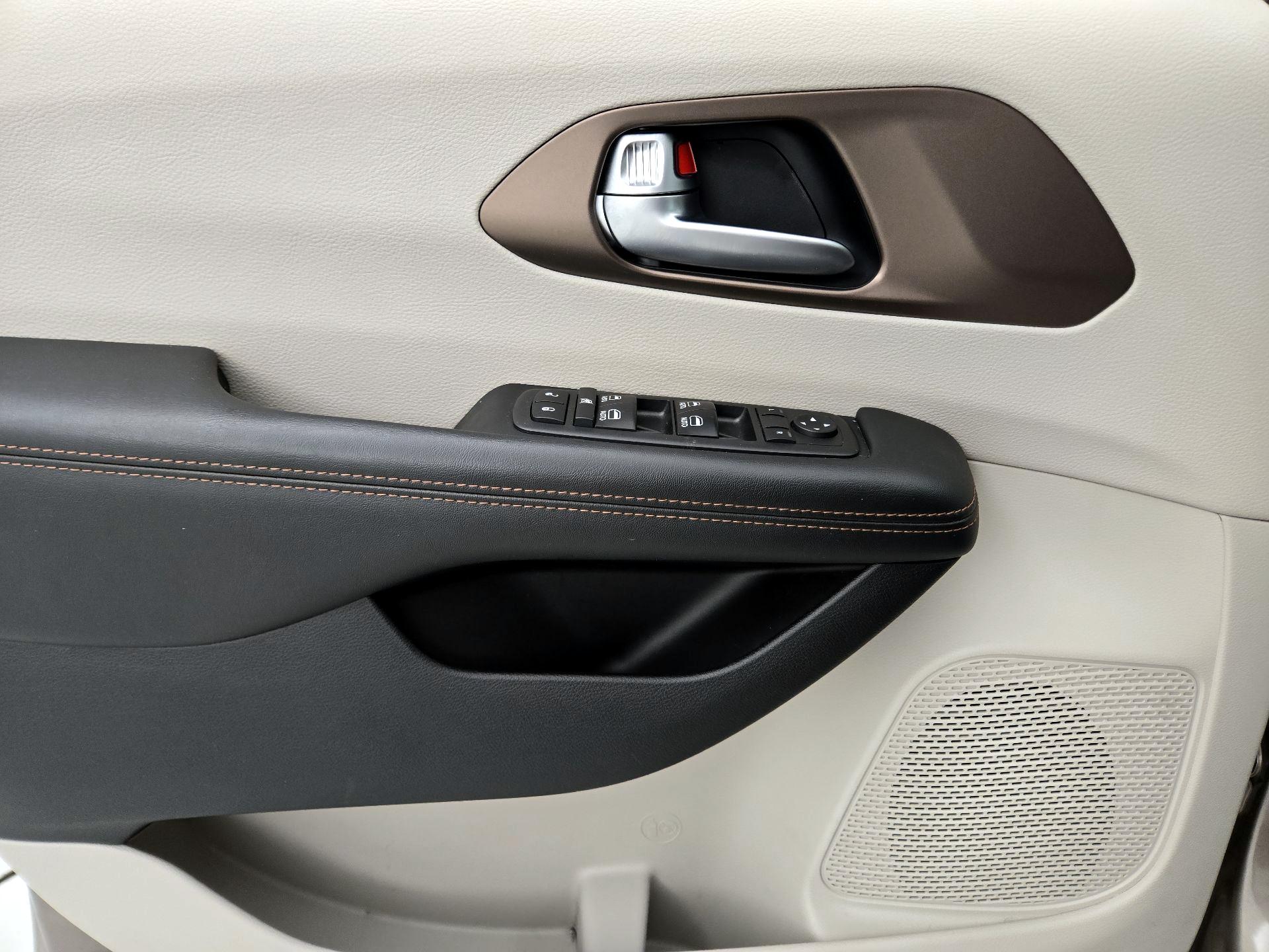 Thumbnail: 2017 Chrysler Pacifica - 12