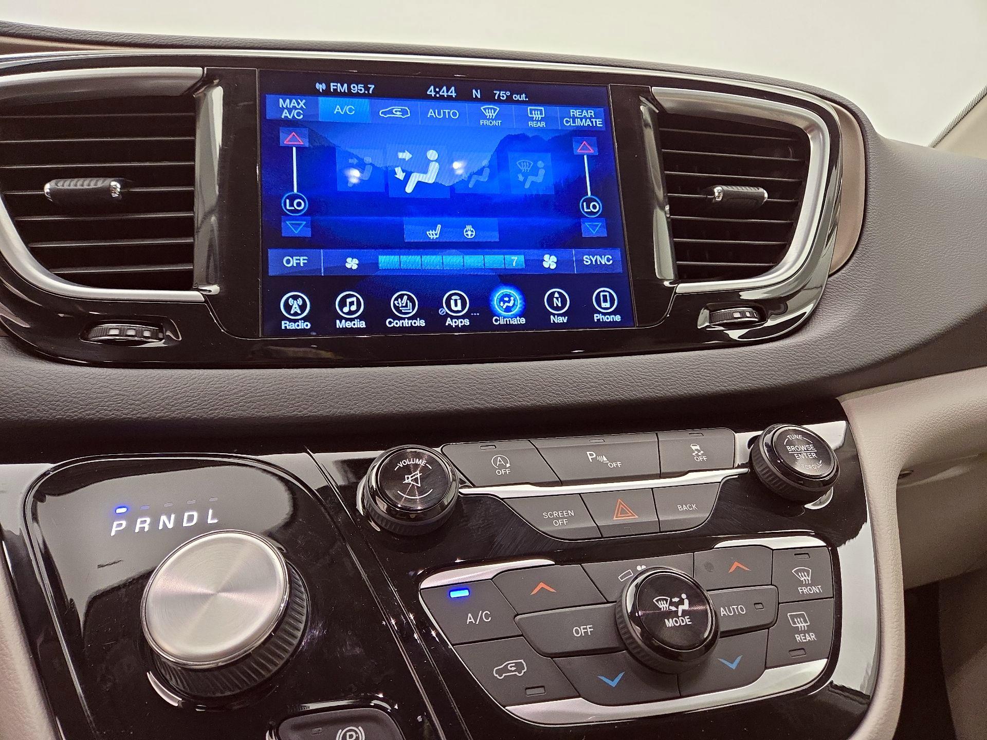 Thumbnail: 2017 Chrysler Pacifica - 17