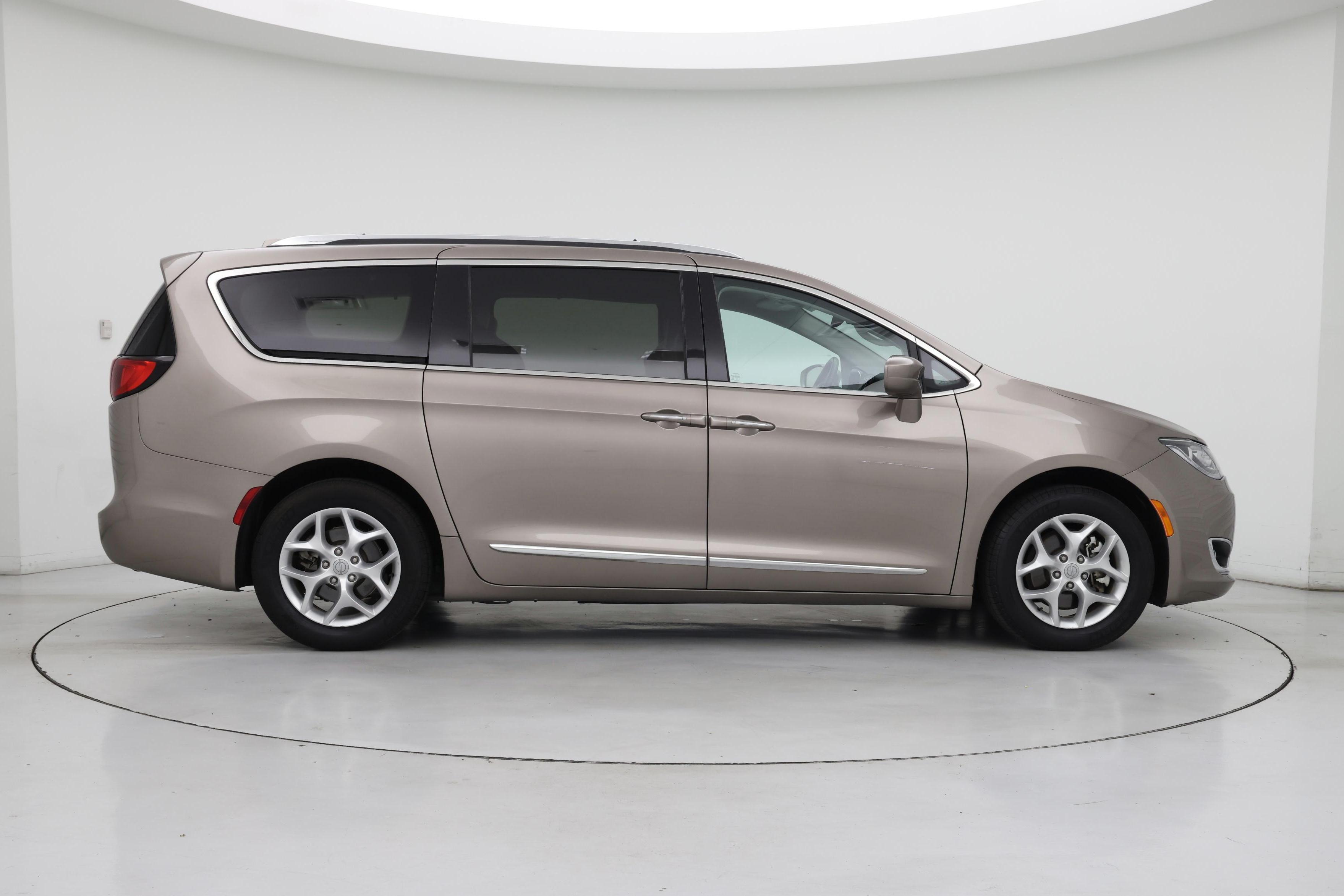 Thumbnail: 2017 Chrysler Pacifica - 7
