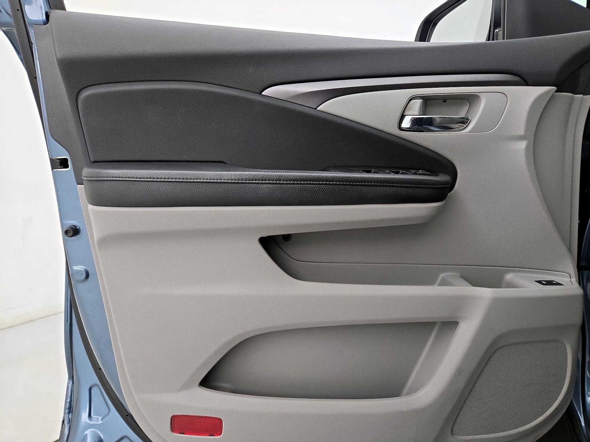 Thumbnail: 2017 Honda Pilot - 12