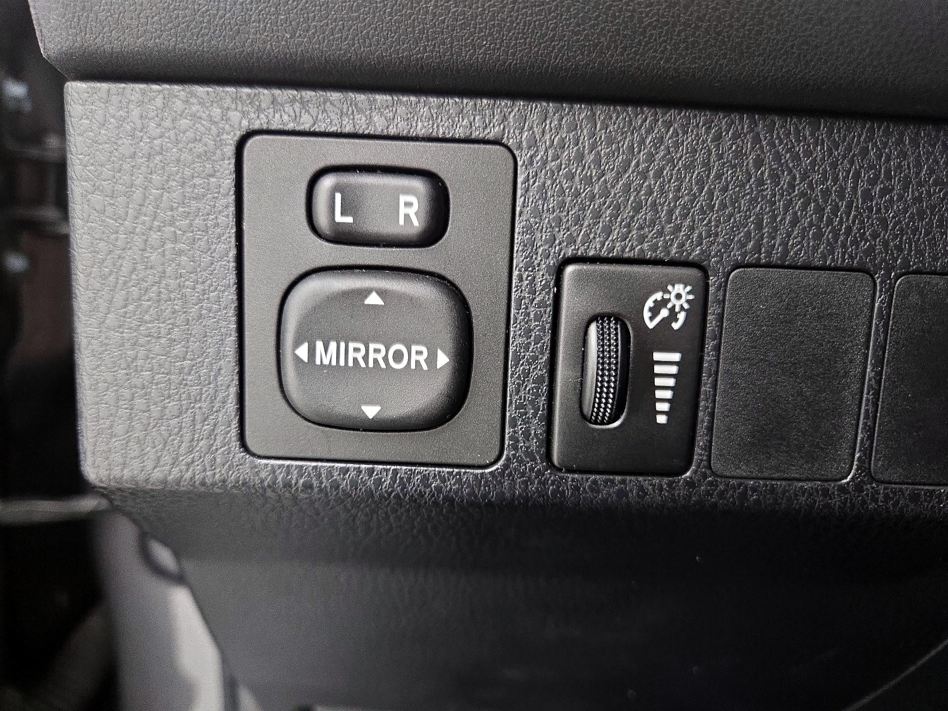 Thumbnail: 2016 Toyota RAV4 - 13