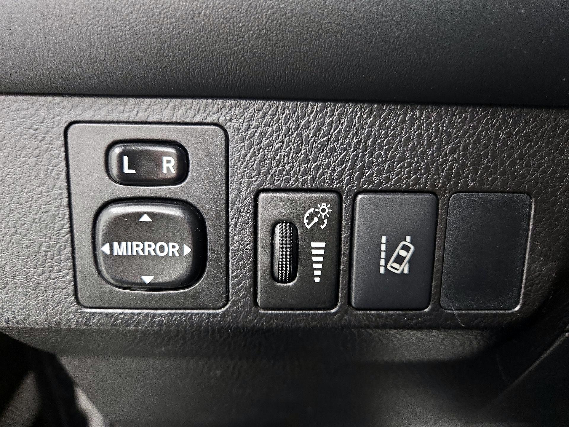 Thumbnail: 2016 Toyota RAV4 - 13