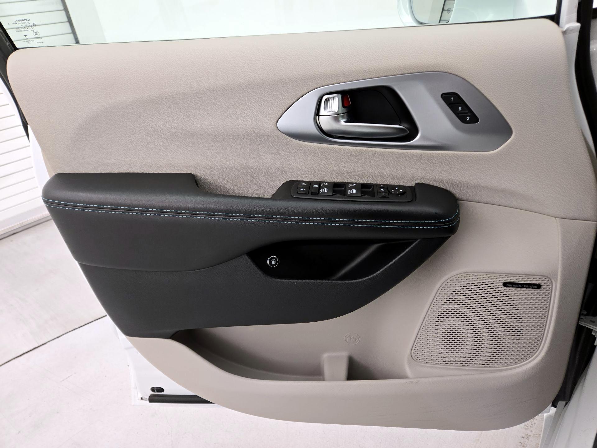 Thumbnail: 2020 Chrysler Pacifica - 12