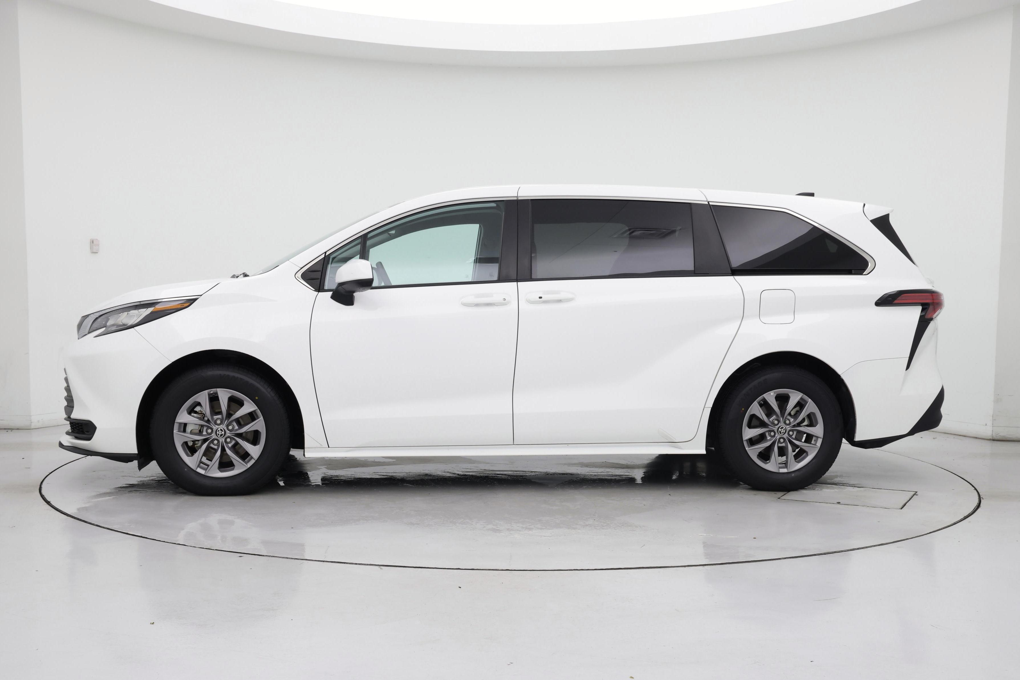 Thumbnail: 2022 Toyota Sienna - 3