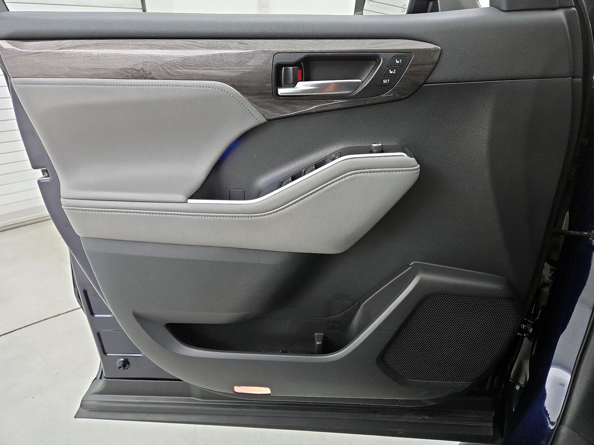 Thumbnail: 2020 Toyota Highlander - 12
