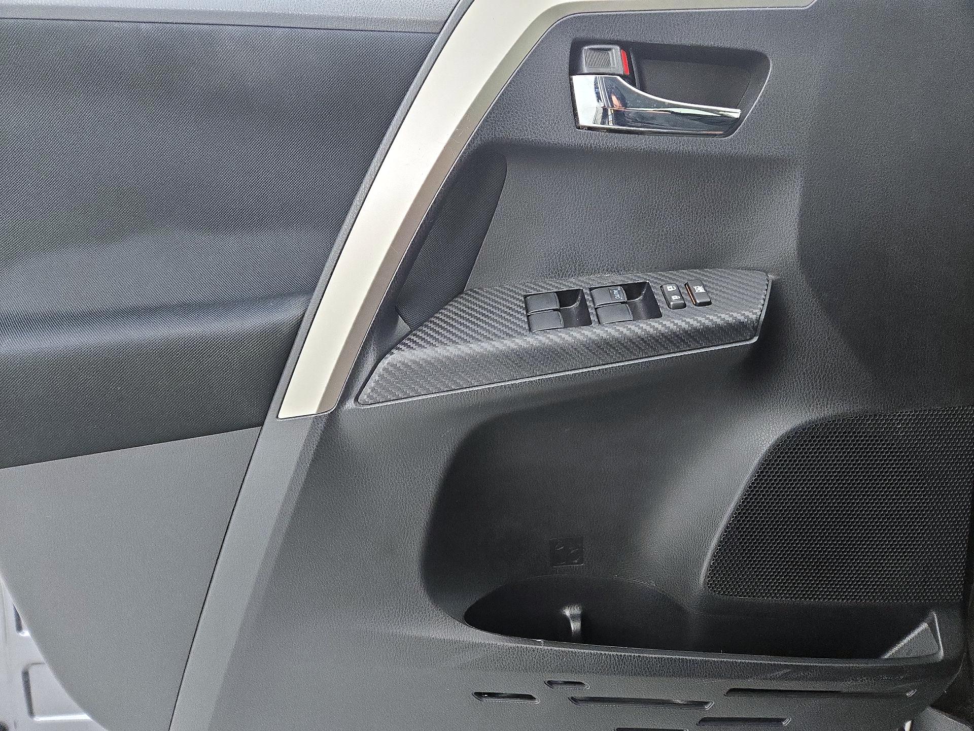 Thumbnail: 2015 Toyota RAV4 - 12
