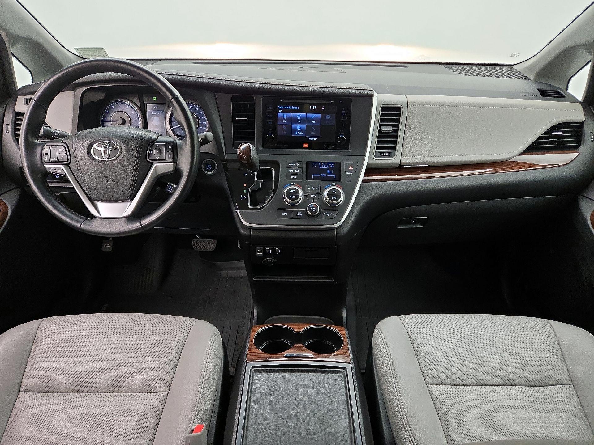 Thumbnail: 2017 Toyota Sienna - 9