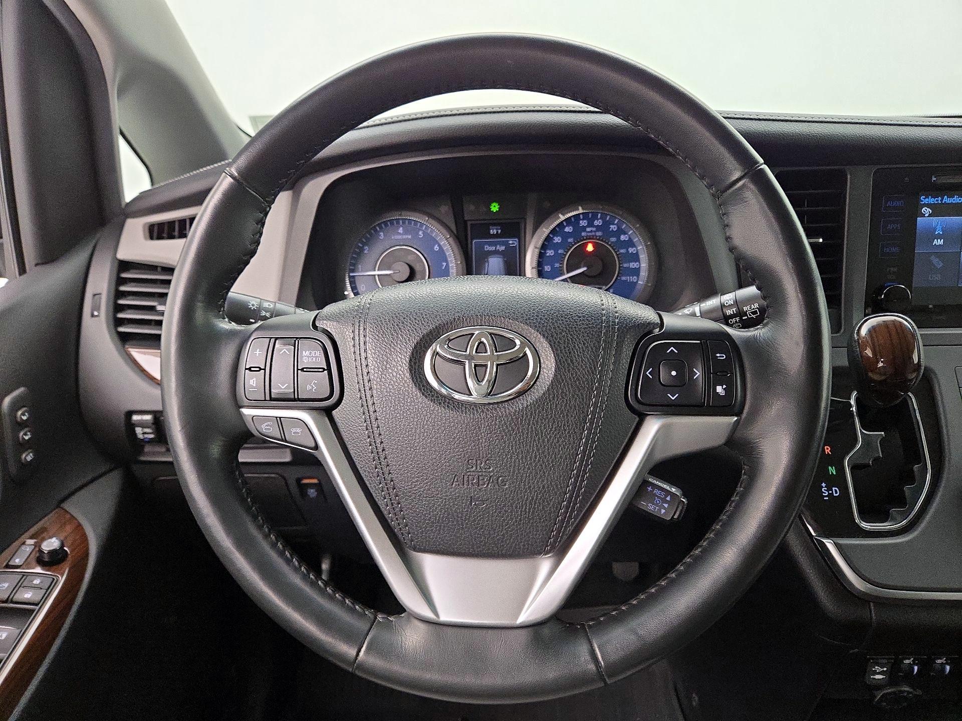 Thumbnail: 2017 Toyota Sienna - 10