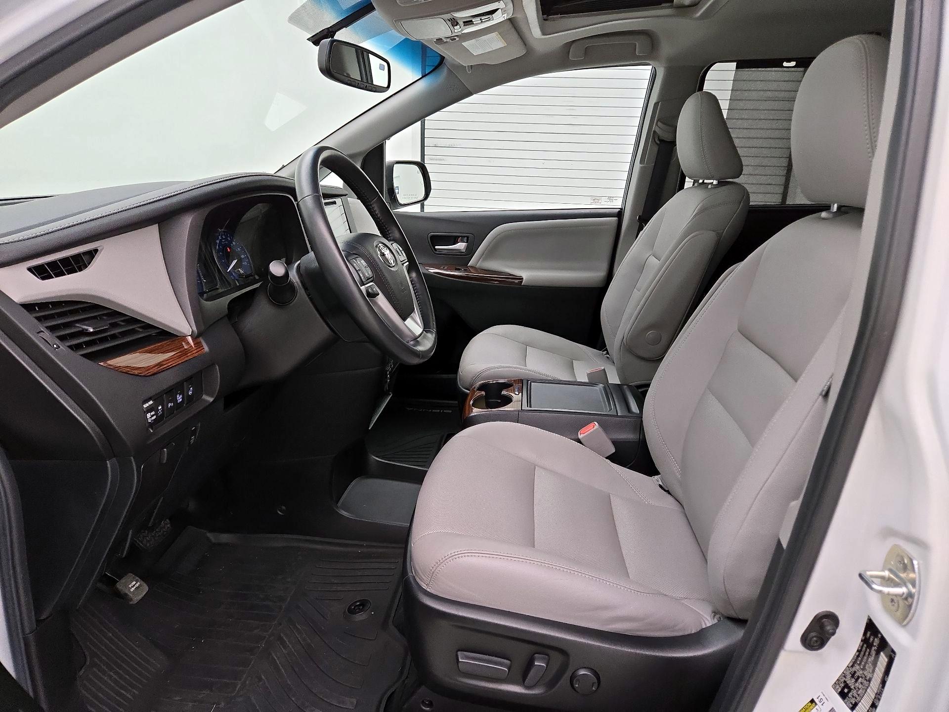 Thumbnail: 2017 Toyota Sienna - 11