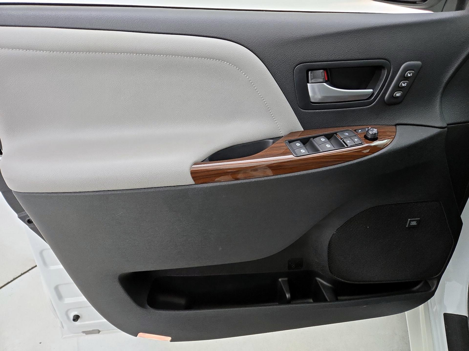 Thumbnail: 2017 Toyota Sienna - 12
