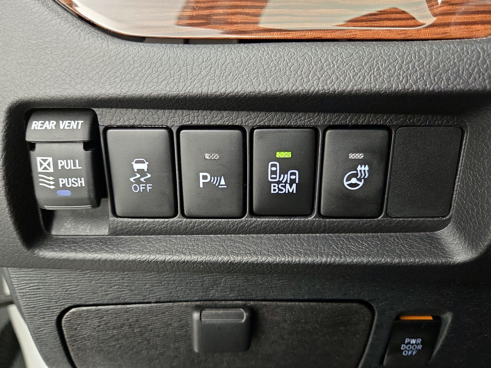 Thumbnail: 2017 Toyota Sienna - 13