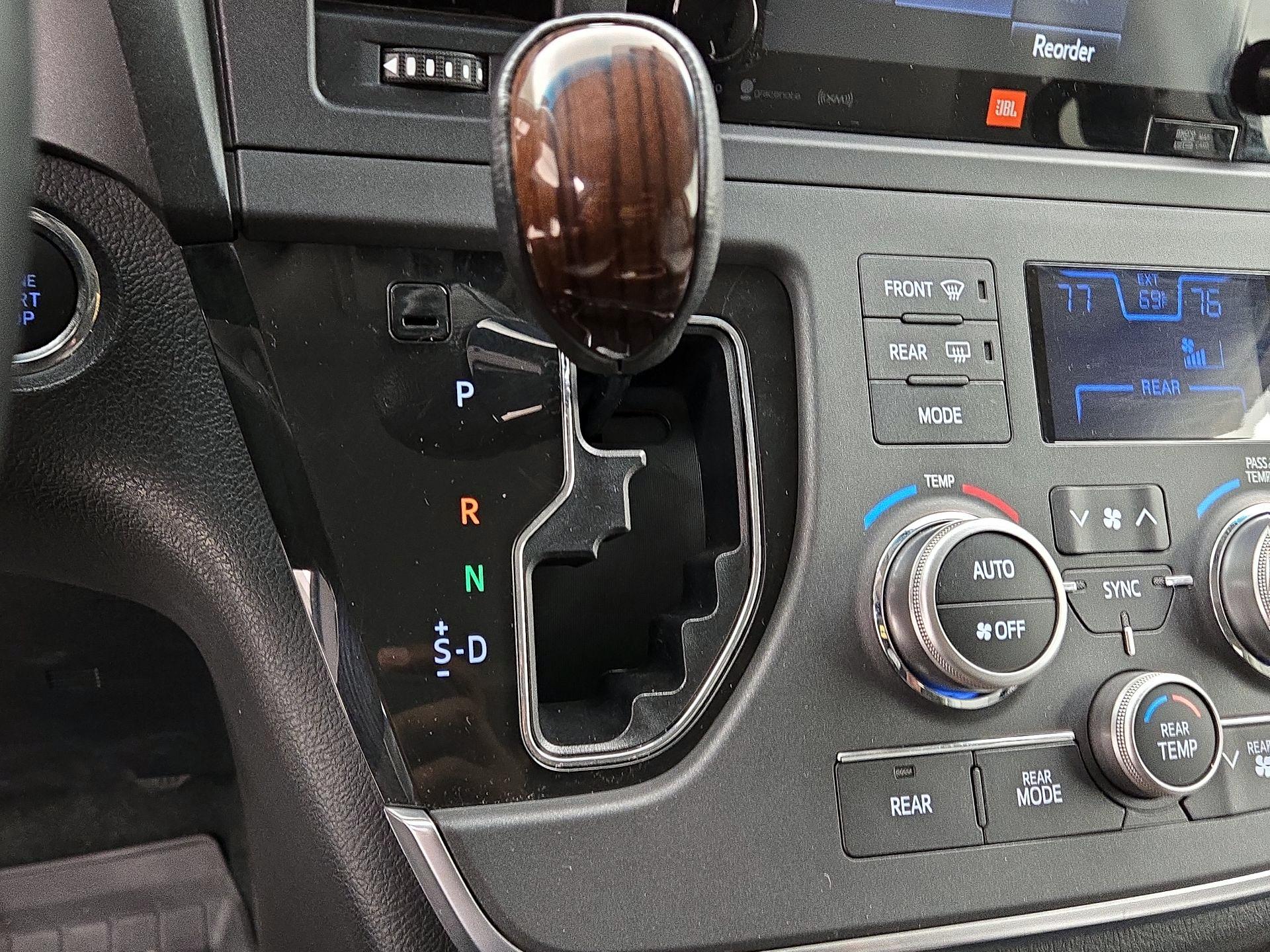 Thumbnail: 2017 Toyota Sienna - 17