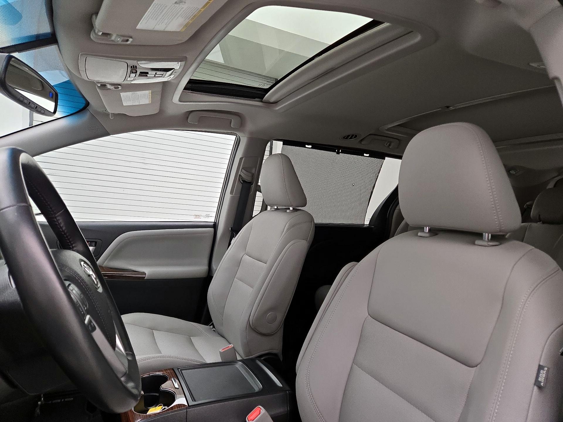 Thumbnail: 2017 Toyota Sienna - 19