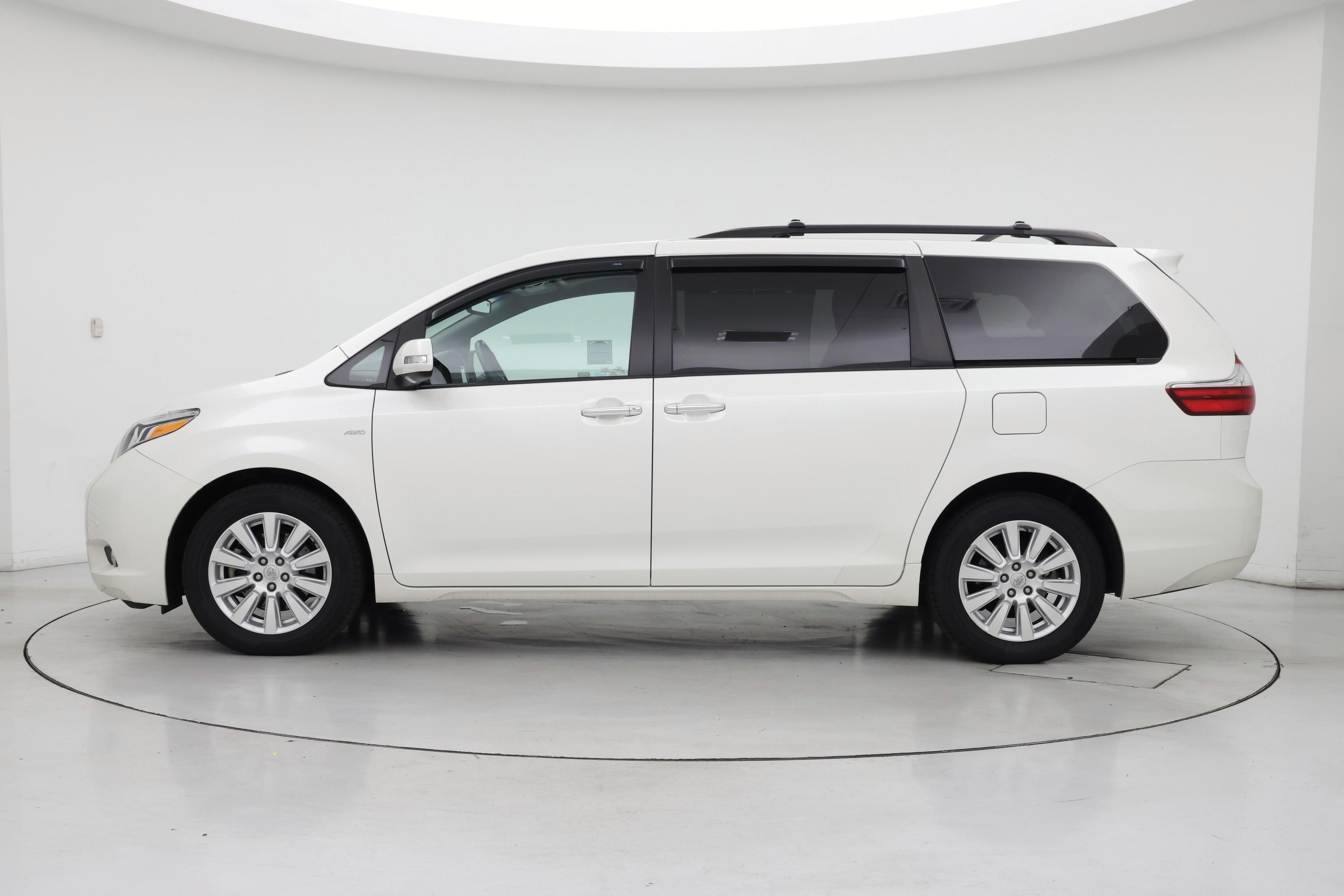 Thumbnail: 2017 Toyota Sienna - 3