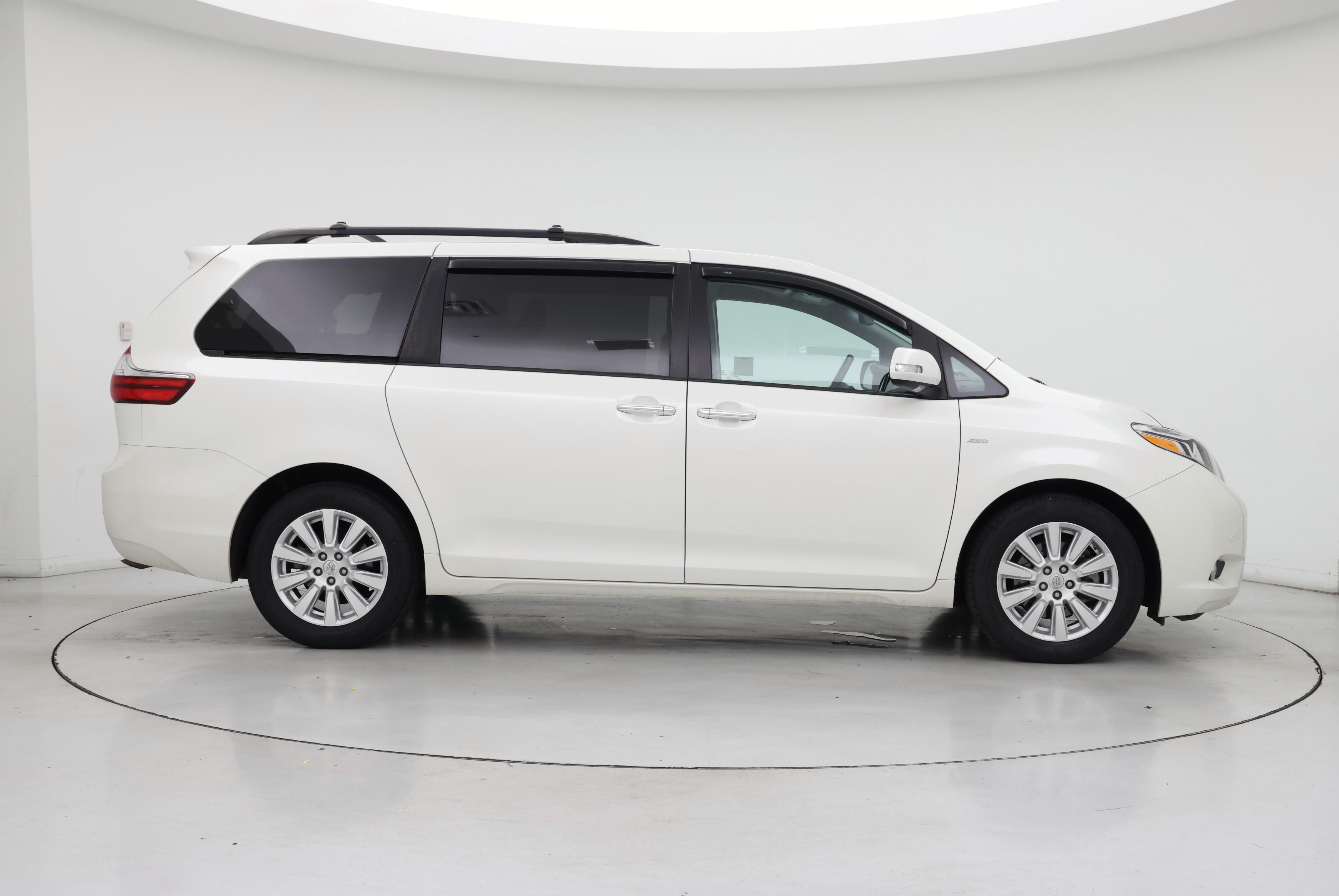 Thumbnail: 2017 Toyota Sienna - 7